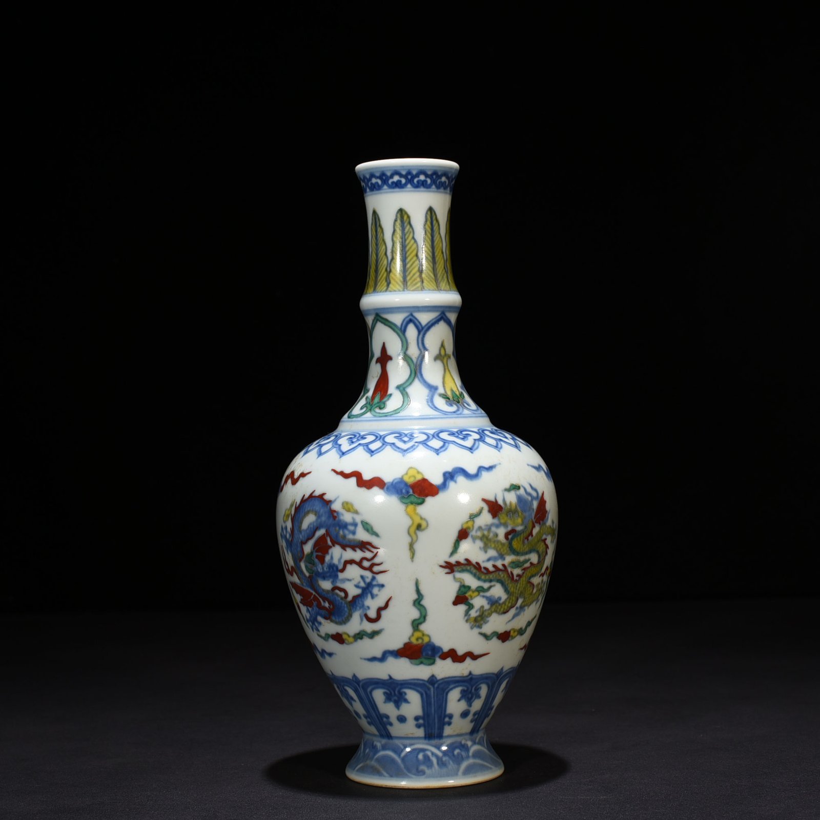 Ming Dynasty Chenghua Dou Cai Tuan dragon pattern vase