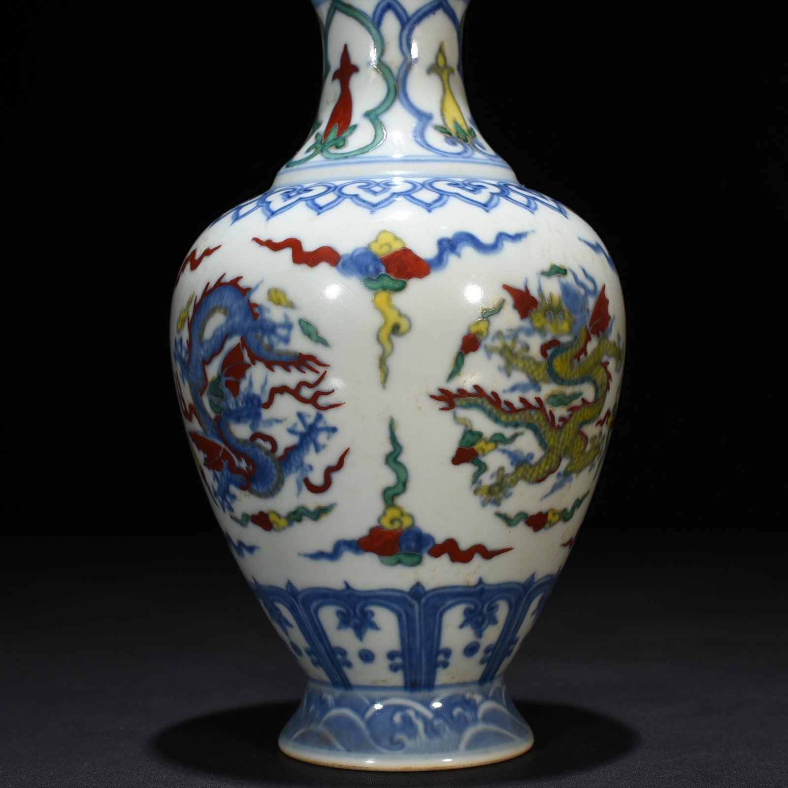 Ming Dynasty Chenghua Dou Cai Tuan dragon pattern vase