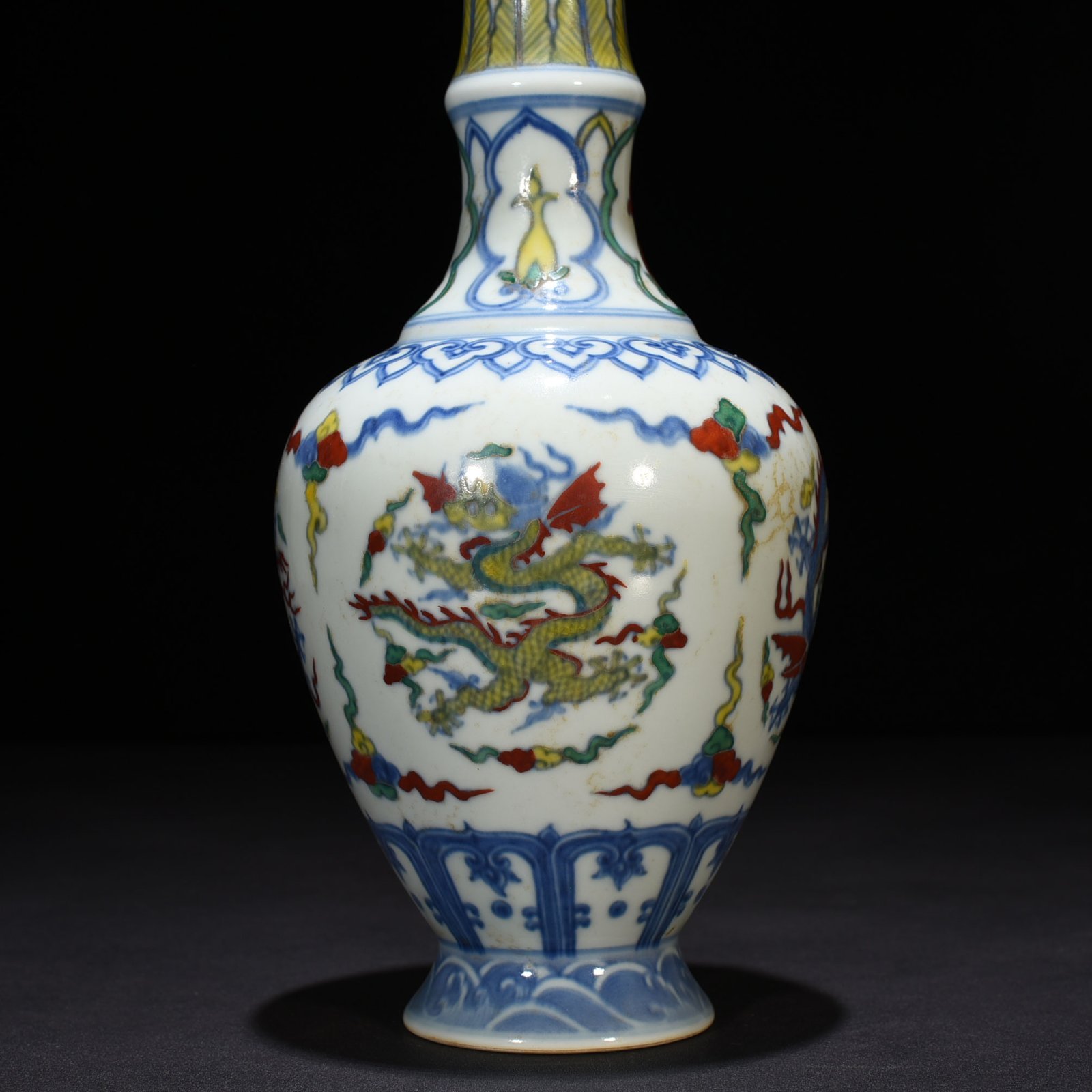 Ming Dynasty Chenghua Dou Cai Tuan dragon pattern vase