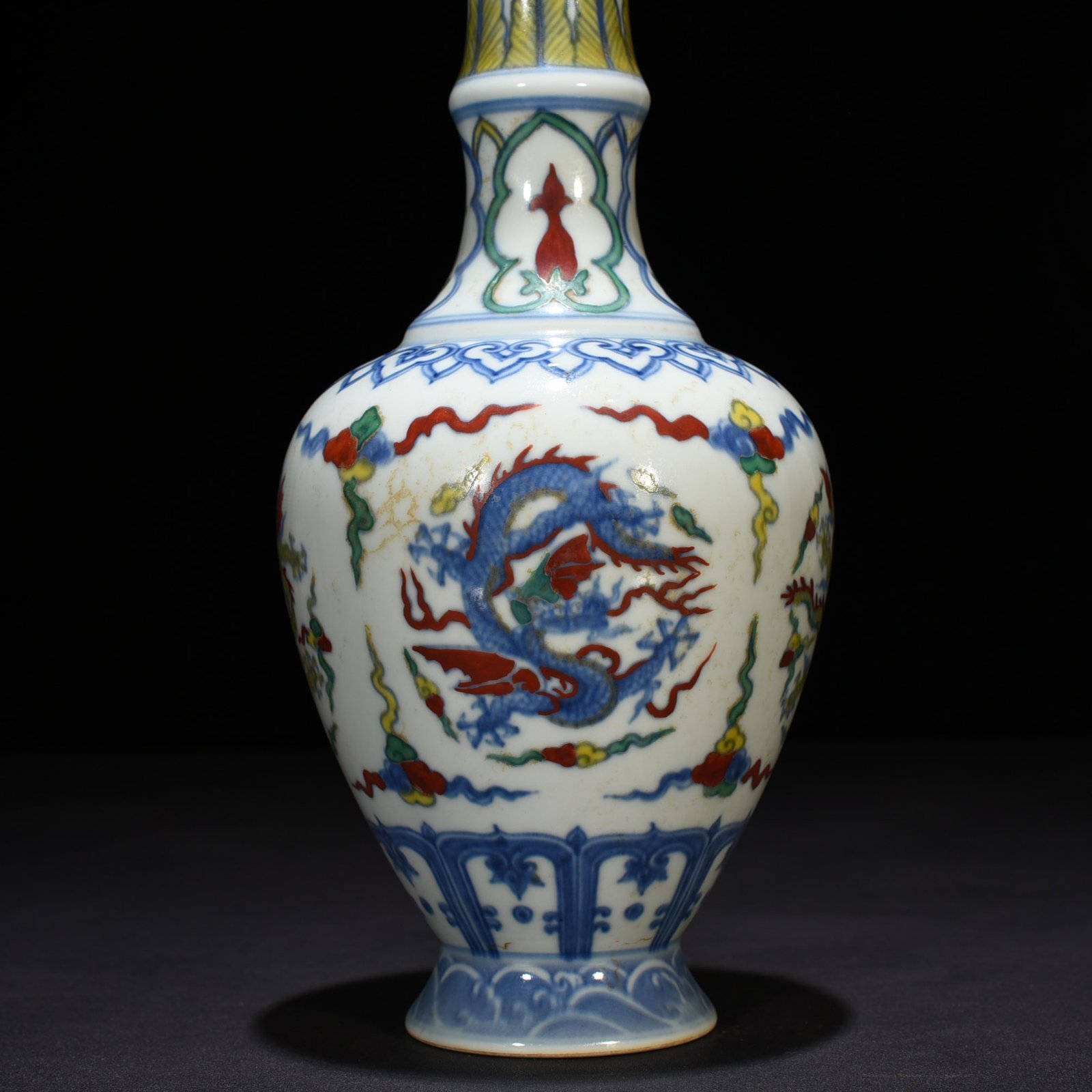 Ming Dynasty Chenghua Dou Cai Tuan dragon pattern vase