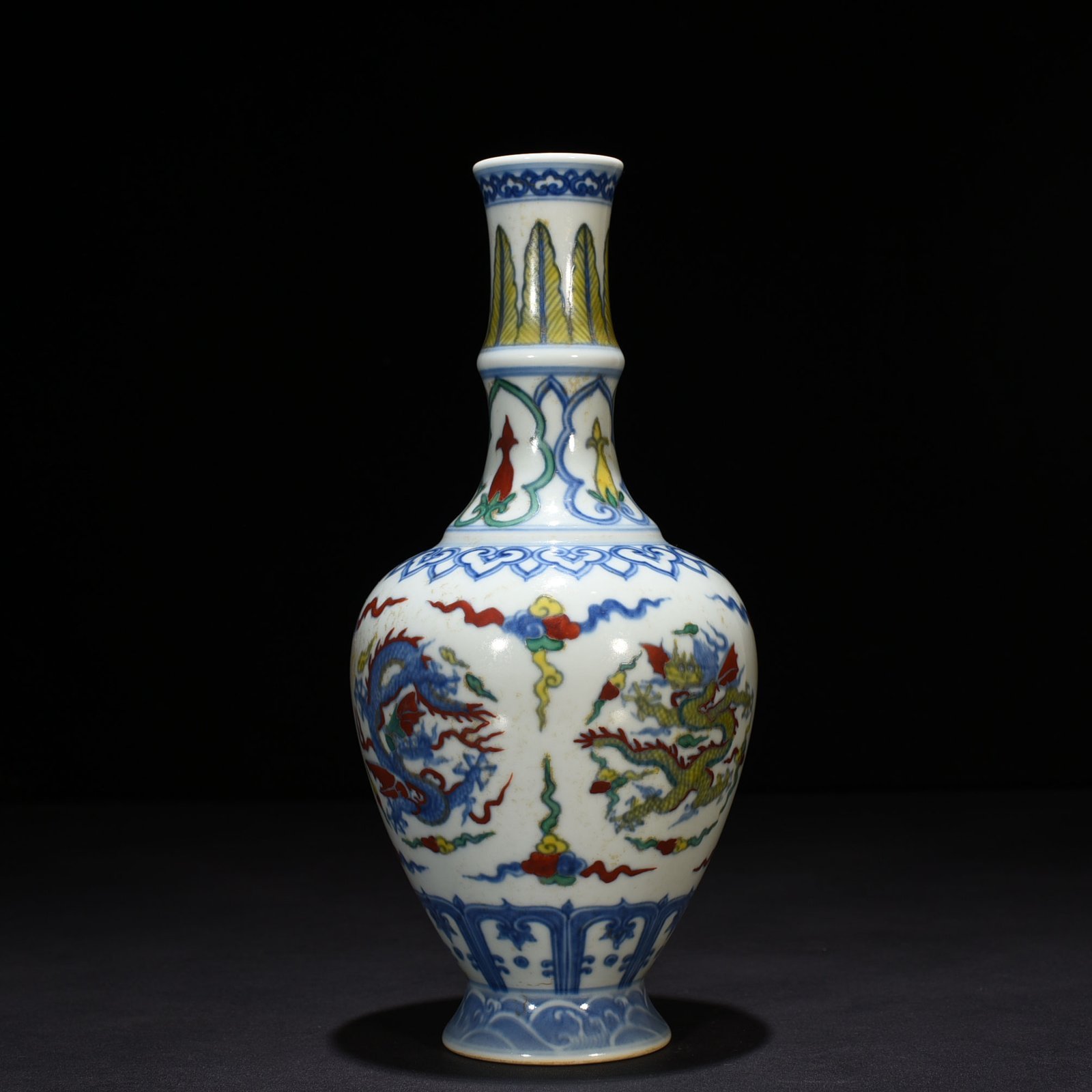Ming Dynasty Chenghua Dou Cai Tuan dragon pattern vase