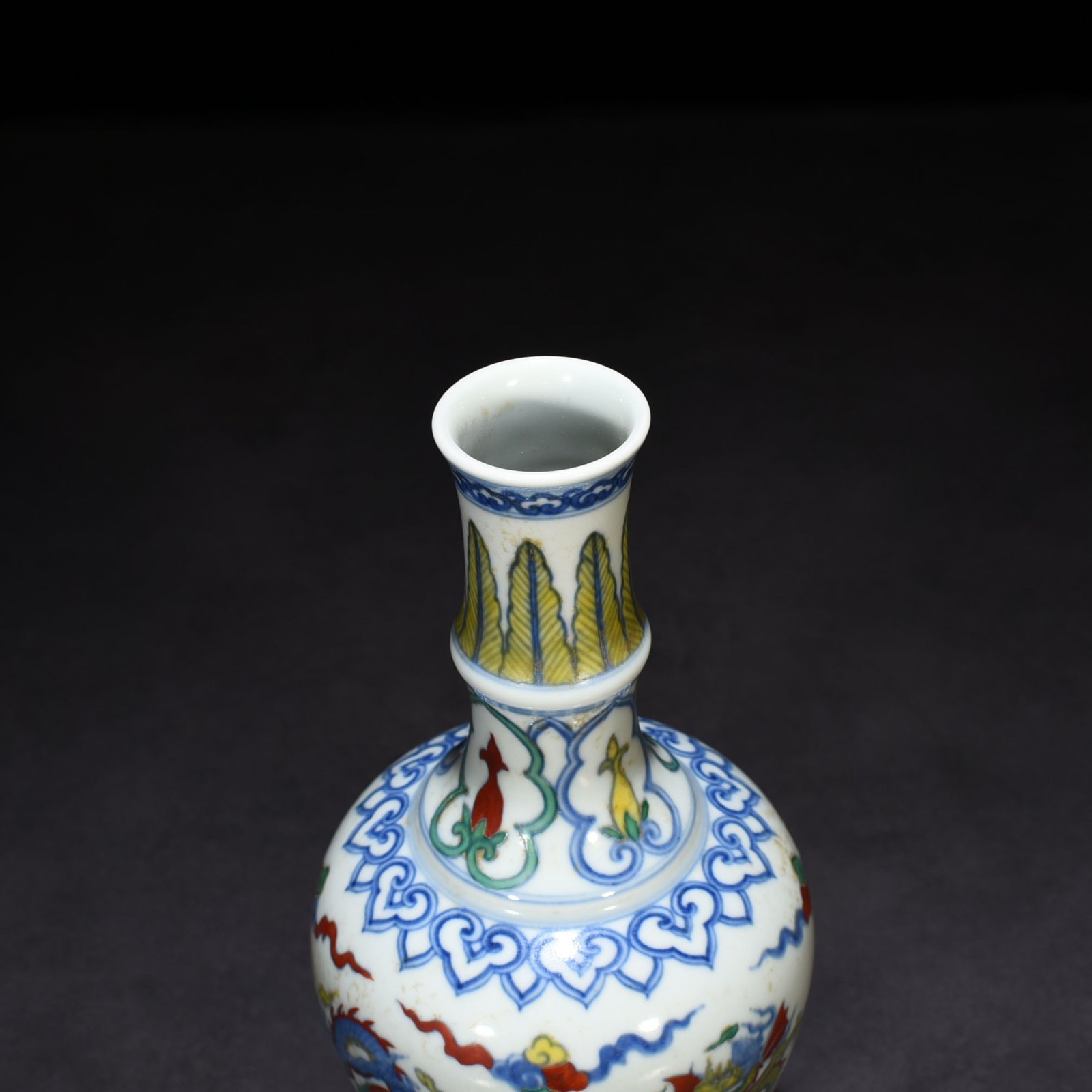 Ming Dynasty Chenghua Dou Cai Tuan dragon pattern vase