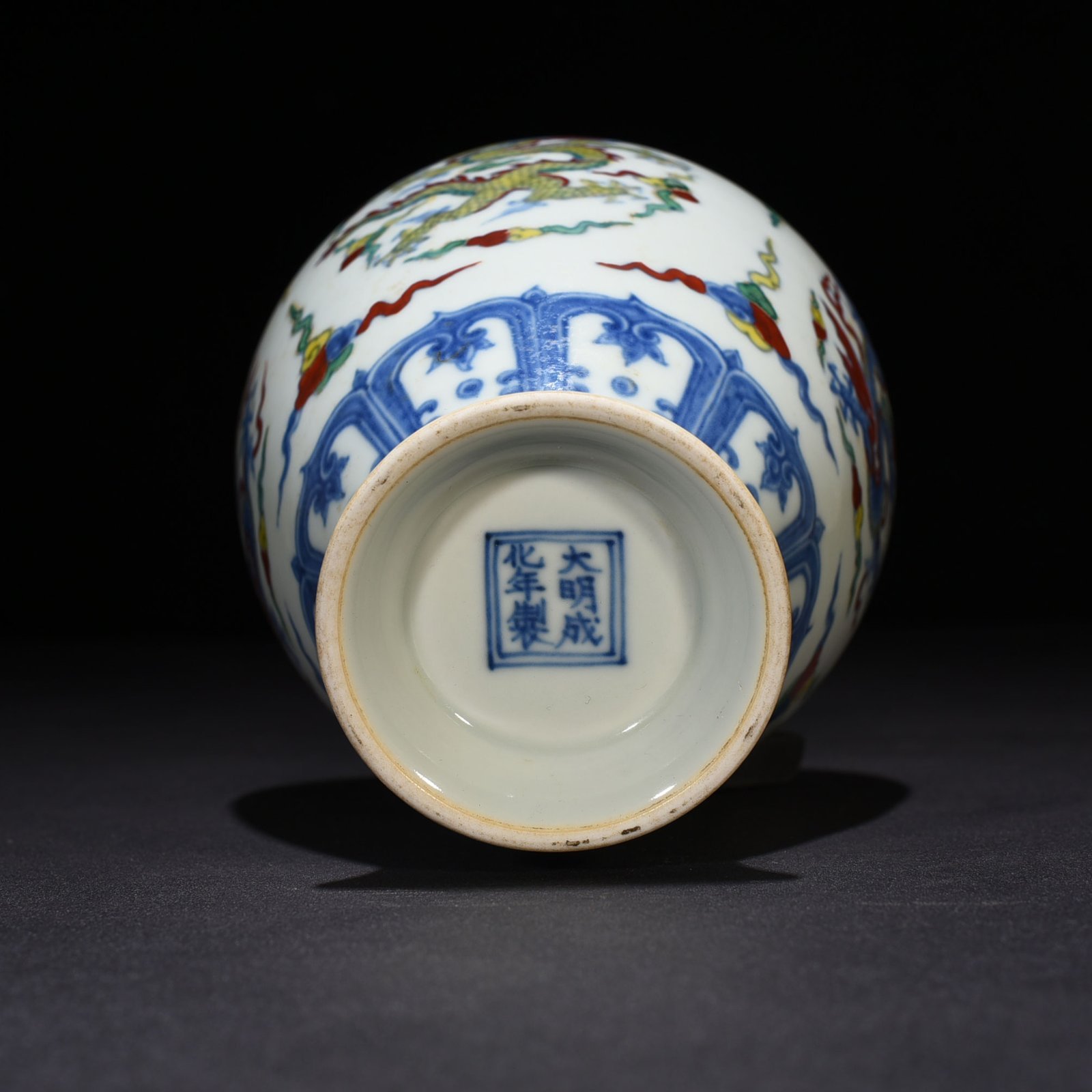 Ming Dynasty Chenghua Dou Cai Tuan dragon pattern vase