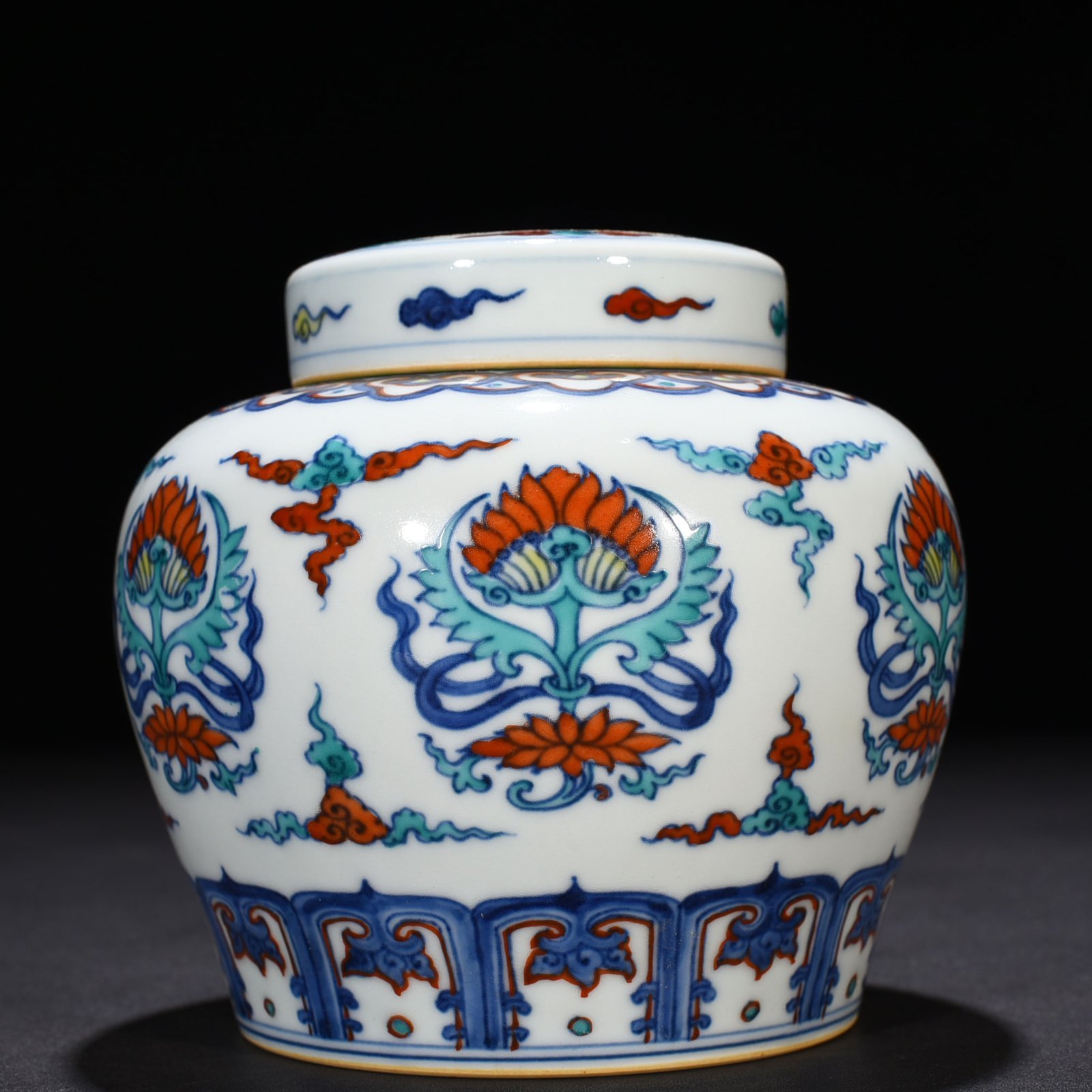 Ming Dynasty Chenghua Dou Cai Zi Bao Xiang Pattern Tian Zi Jar