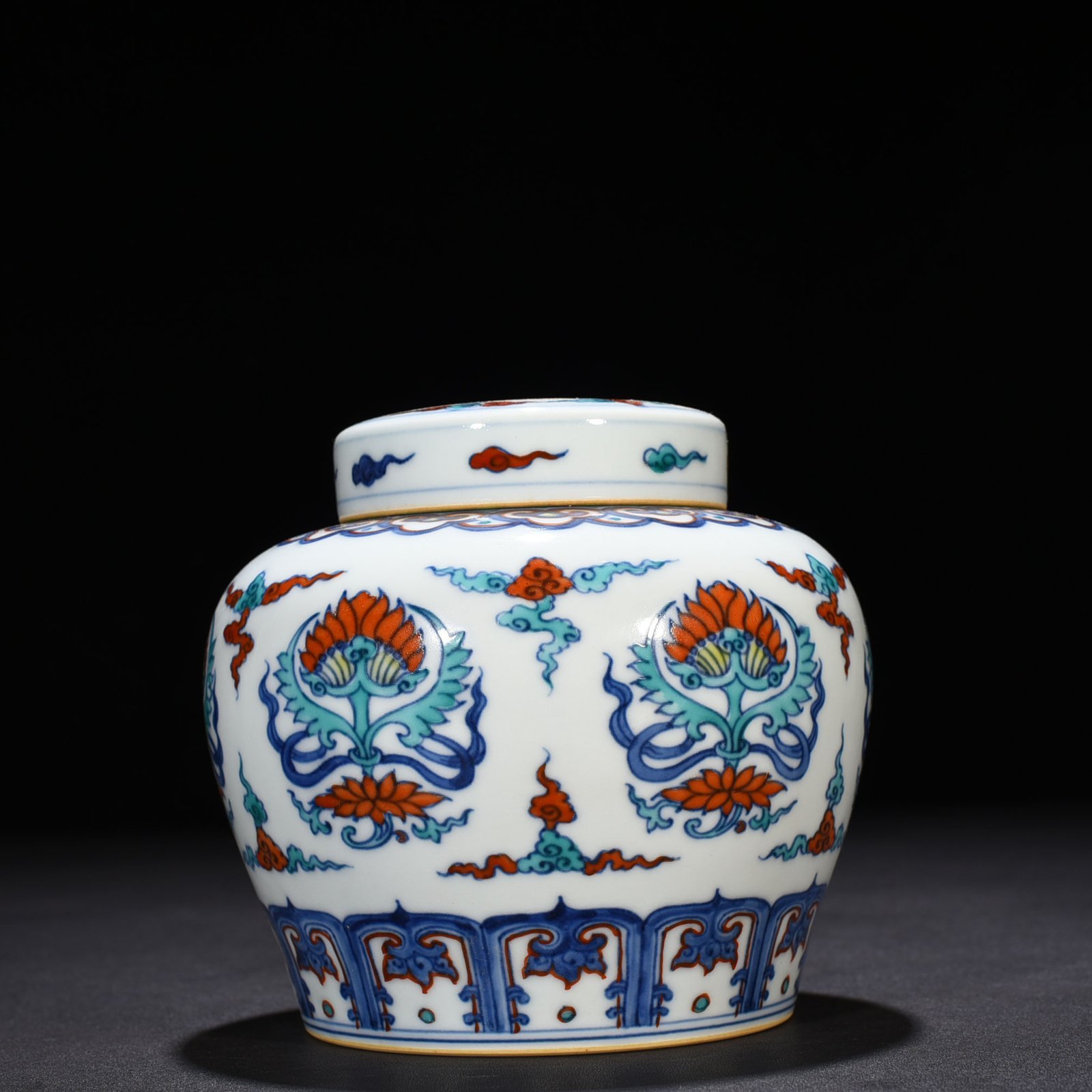 Ming Dynasty Chenghua Dou Cai Zi Bao Xiang Pattern Tian Zi Jar
