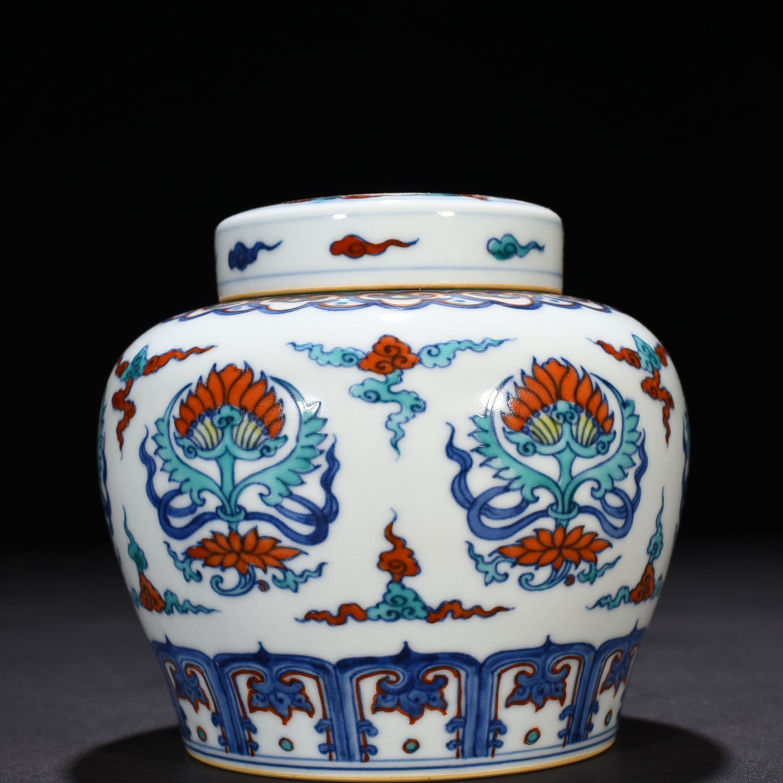 Ming Dynasty Chenghua Dou Cai Zi Bao Xiang Pattern Tian Zi Jar