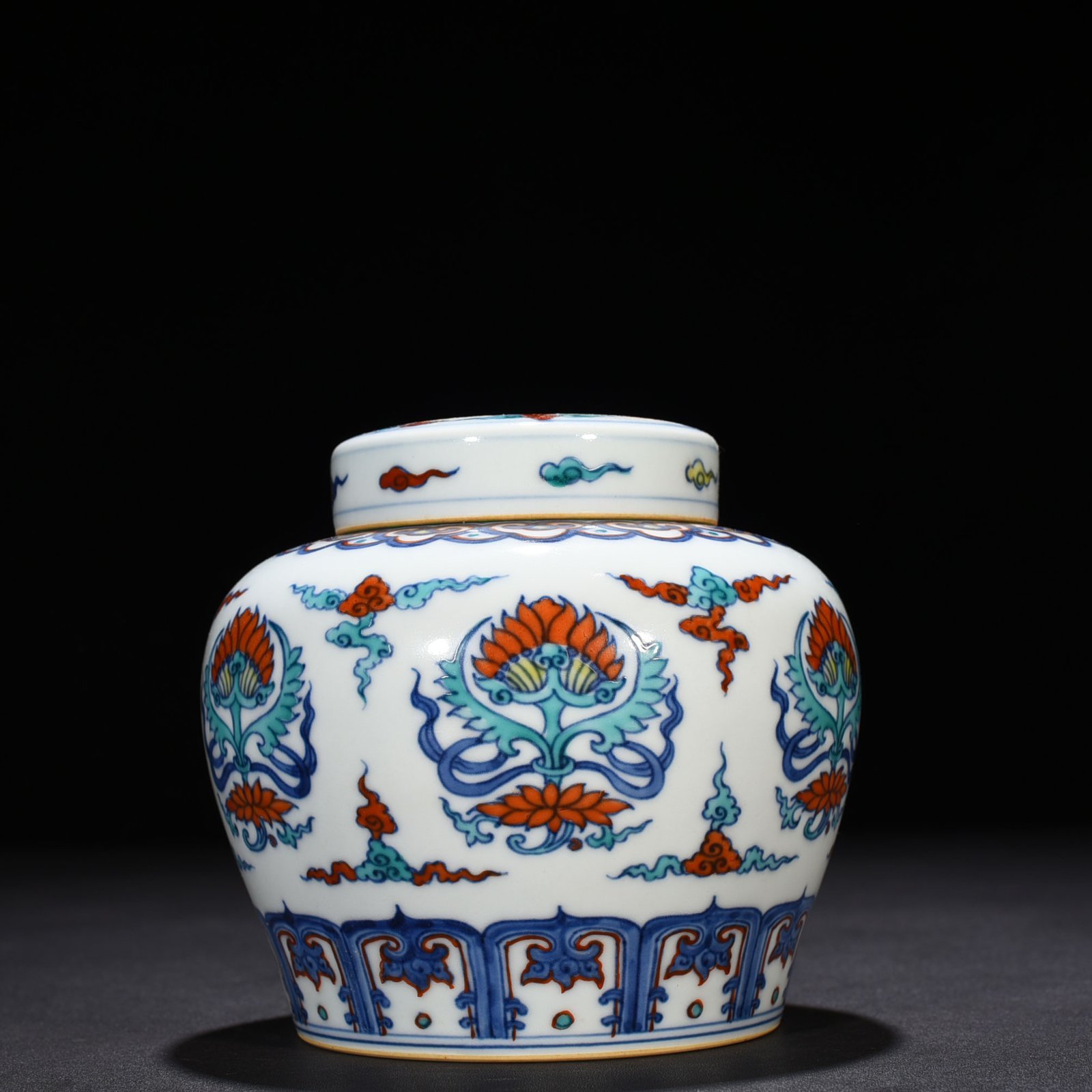 Ming Dynasty Chenghua Dou Cai Zi Bao Xiang Pattern Tian Zi Jar