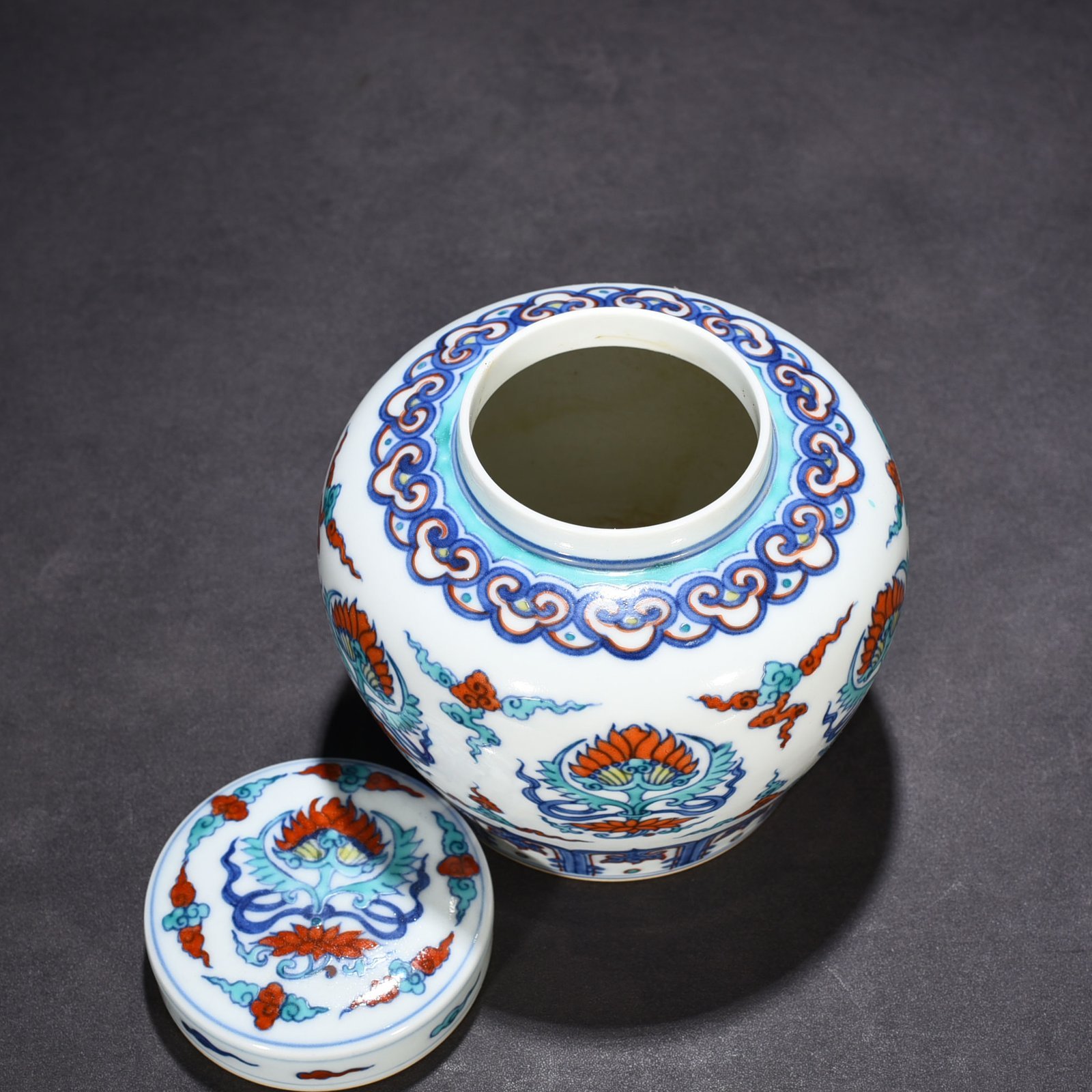Ming Dynasty Chenghua Dou Cai Zi Bao Xiang Pattern Tian Zi Jar