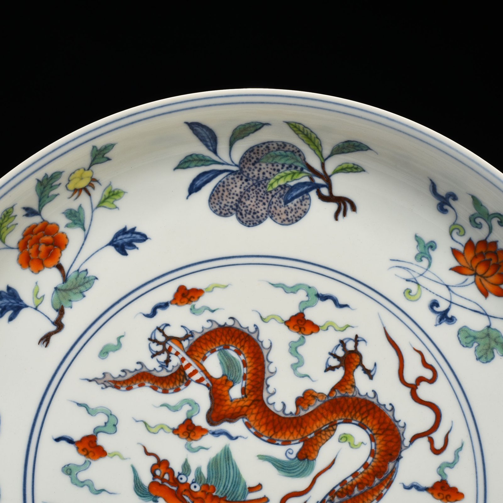 Ming Dynasty Chenghua Dou Cai purple folding branches flowers fruits and dragon pattern dish