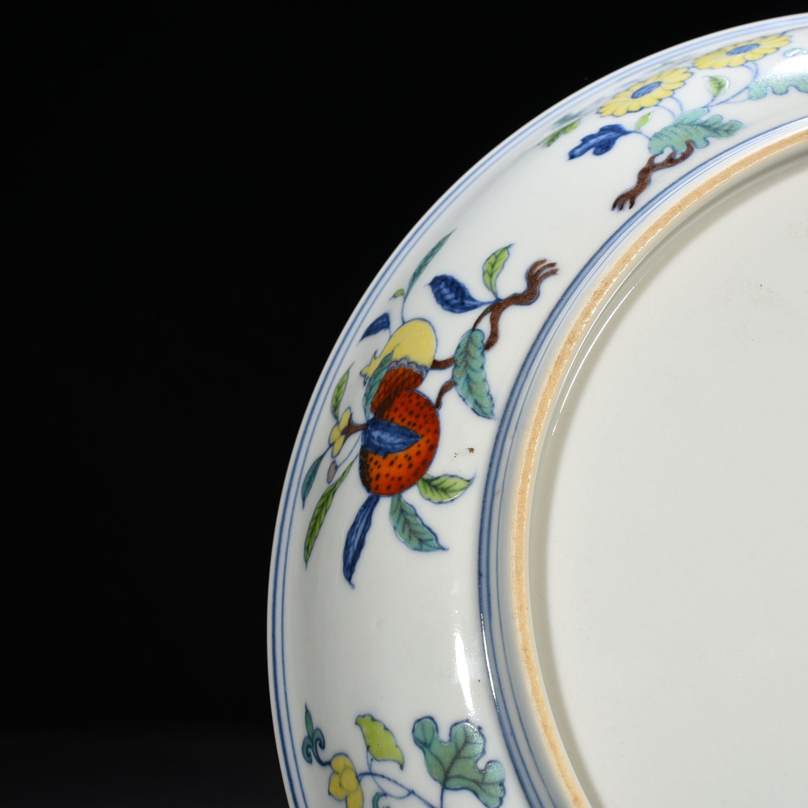 Ming Dynasty Chenghua Dou Cai purple folding branches flowers fruits and dragon pattern dish
