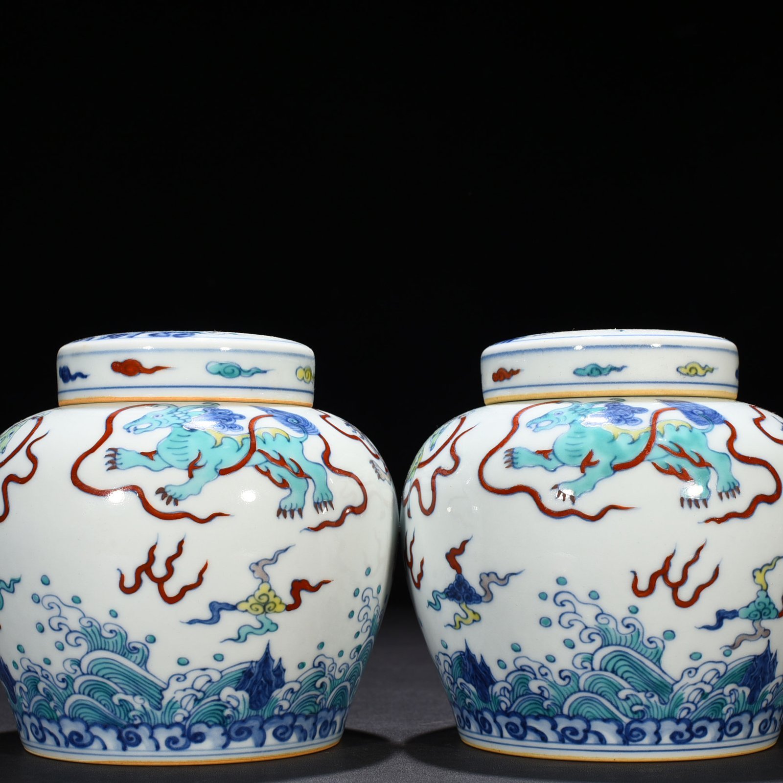 Ming Dynasty Chenghua Doucai colorful sea water auspicious animal pattern sky-shaped jar