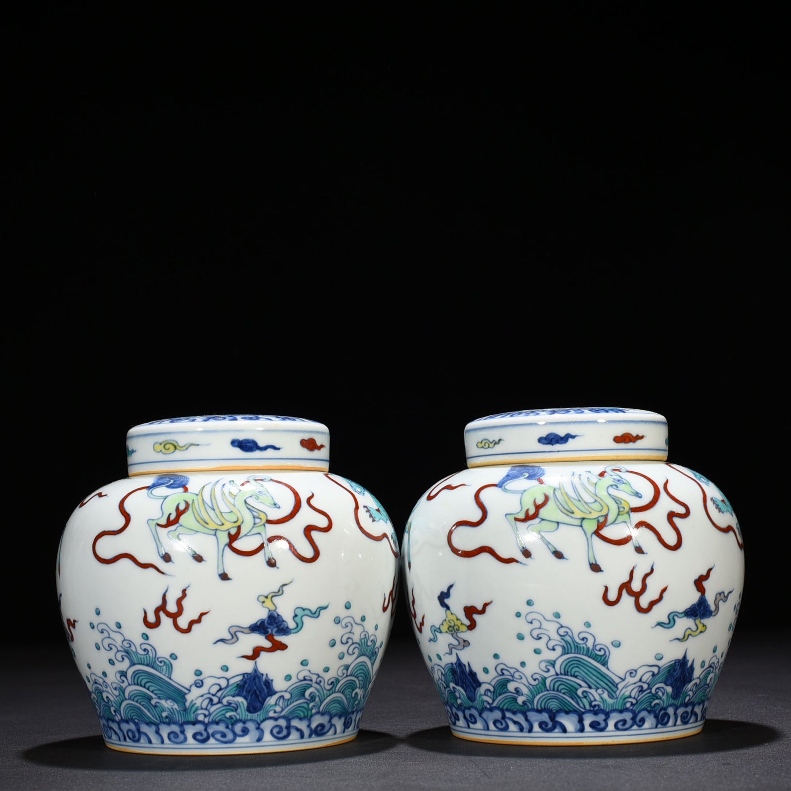 Ming Dynasty Chenghua Doucai colorful sea water auspicious animal pattern sky-shaped jar