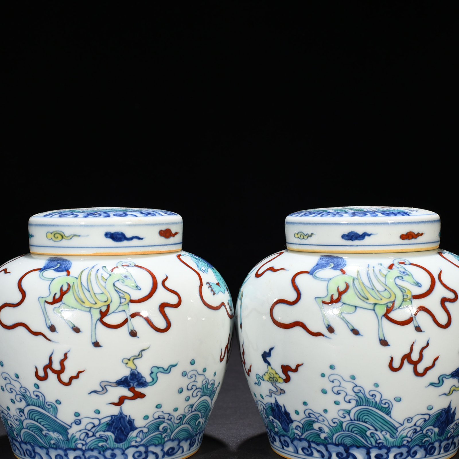 Ming Dynasty Chenghua Doucai colorful sea water auspicious animal pattern sky-shaped jar