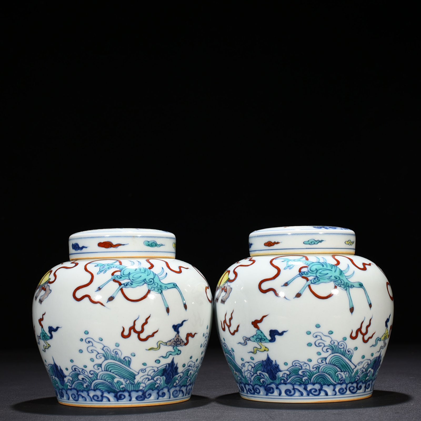 Ming Dynasty Chenghua Doucai colorful sea water auspicious animal pattern sky-shaped jar