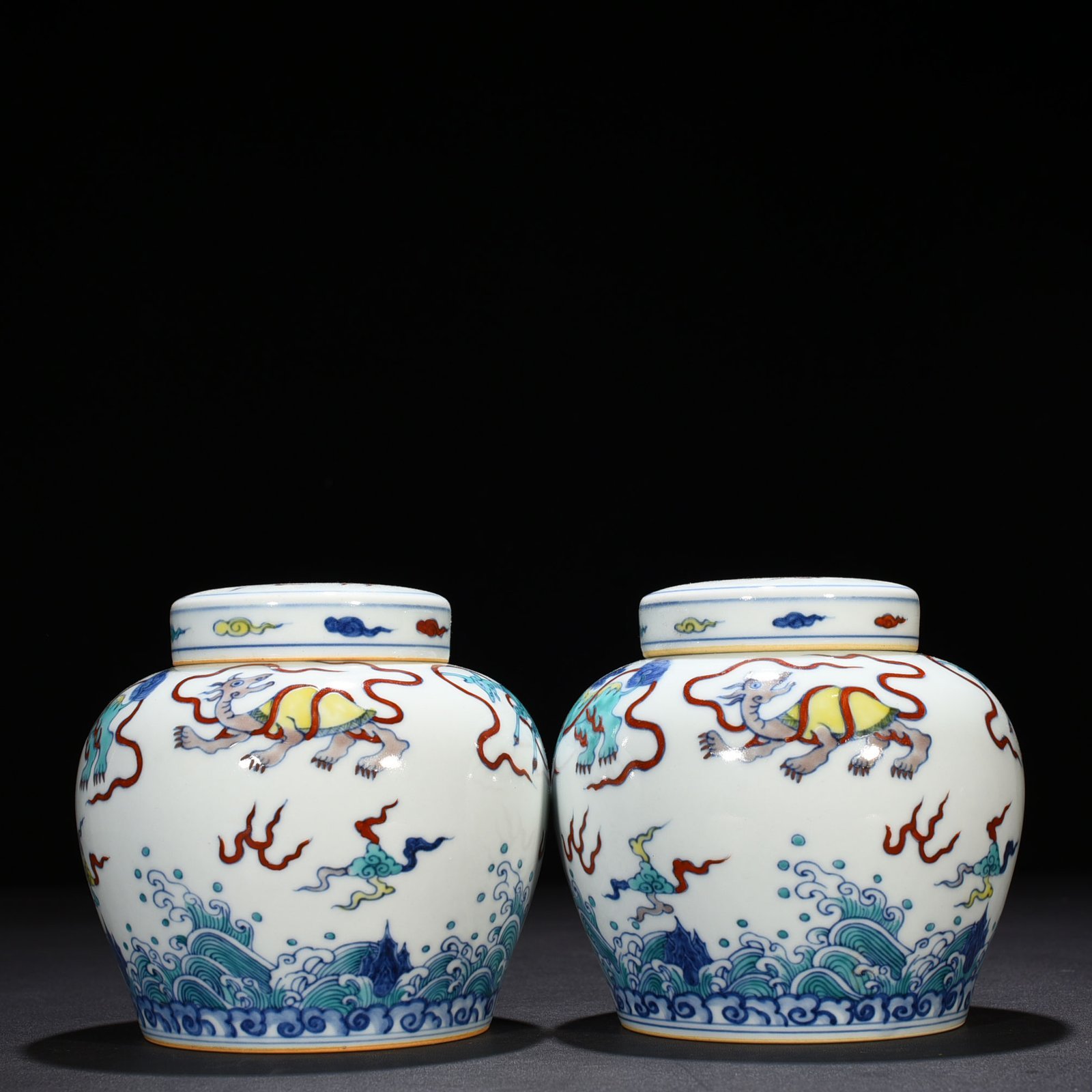 Ming Dynasty Chenghua Doucai colorful sea water auspicious animal pattern sky-shaped jar