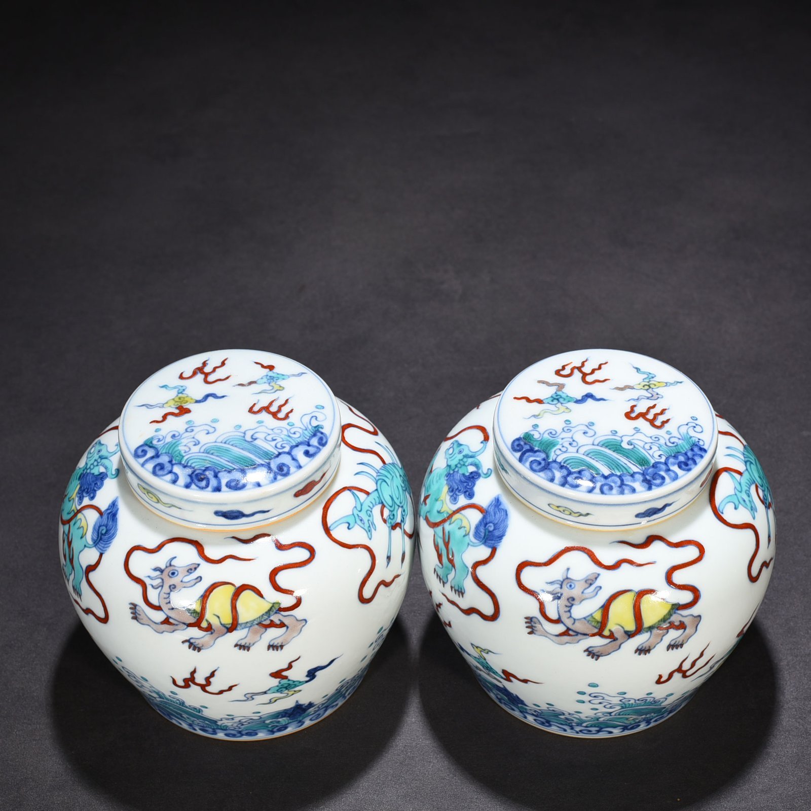 Ming Dynasty Chenghua Doucai colorful sea water auspicious animal pattern sky-shaped jar