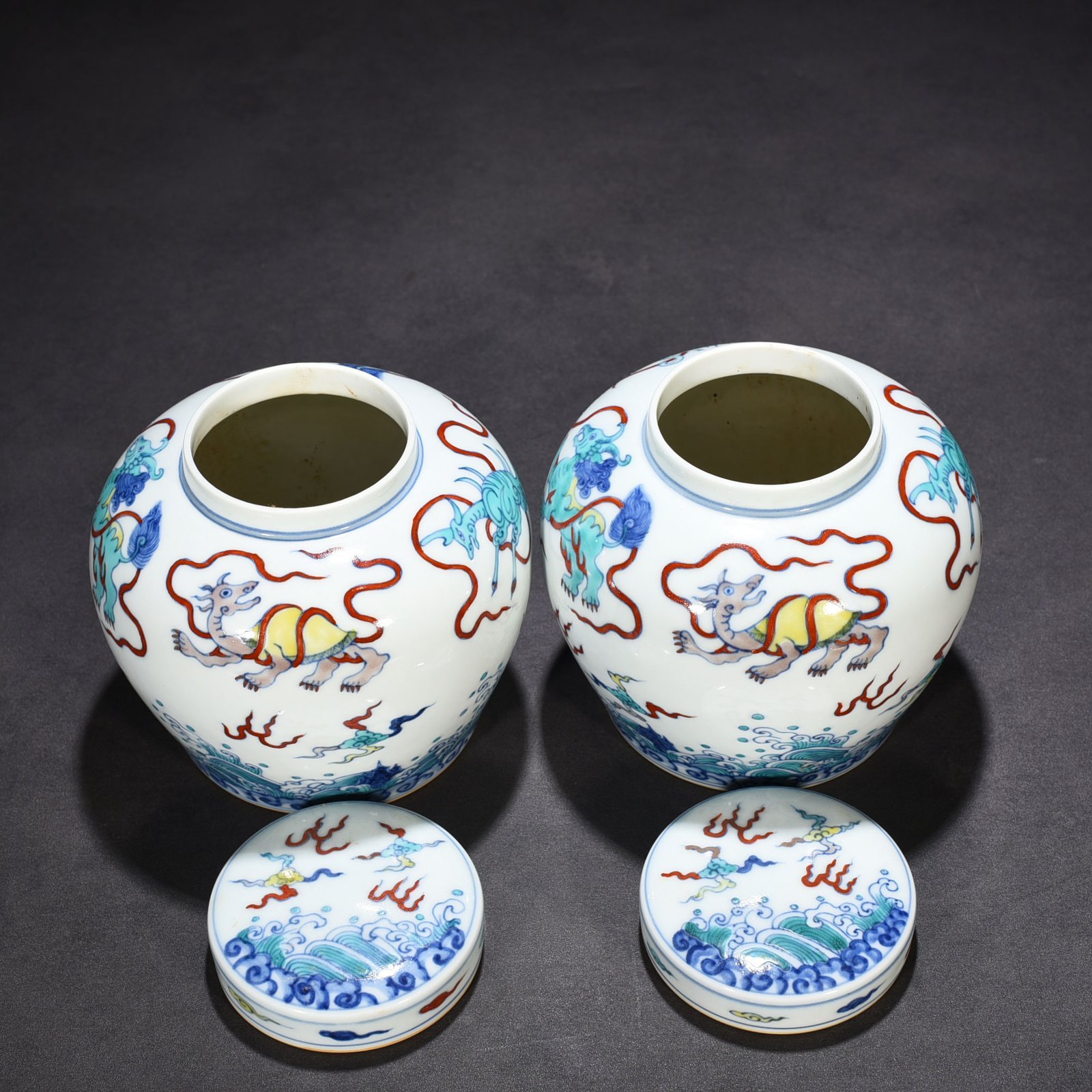 Ming Dynasty Chenghua Doucai colorful sea water auspicious animal pattern sky-shaped jar