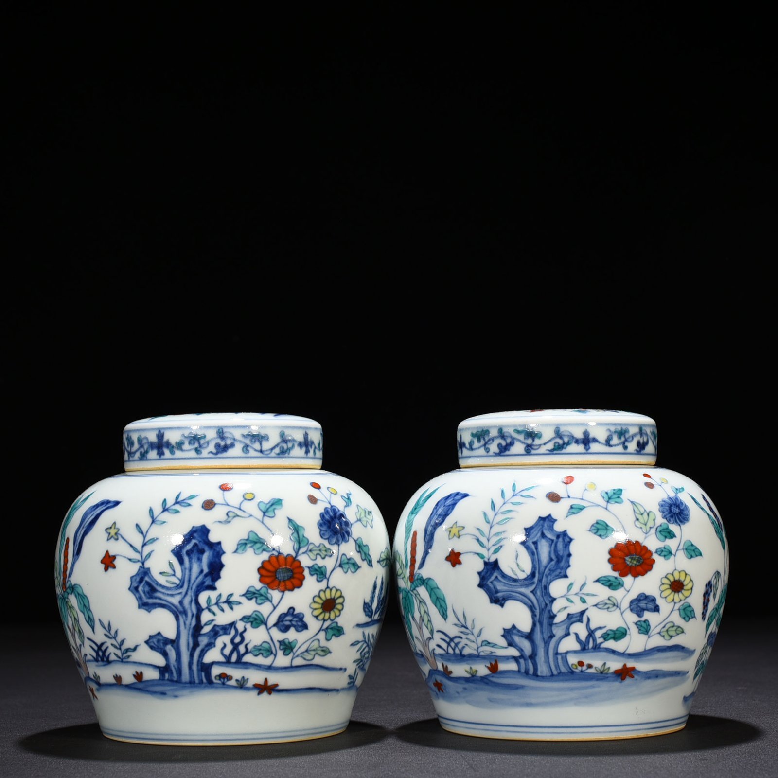 Ming Dynasty Chenghua Doucai colorful lake stone nine-autumn pattern sky-shaped jar