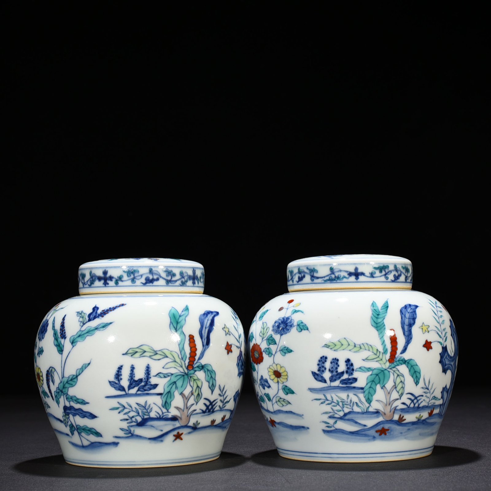 Ming Dynasty Chenghua Doucai colorful lake stone nine-autumn pattern sky-shaped jar