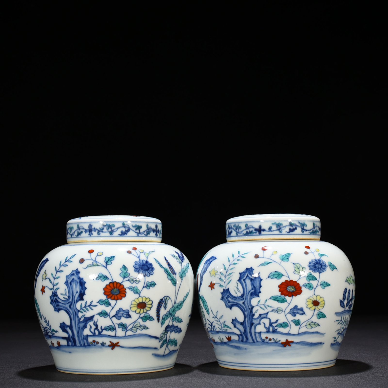 Ming Dynasty Chenghua Doucai colorful lake stone nine-autumn pattern sky-shaped jar