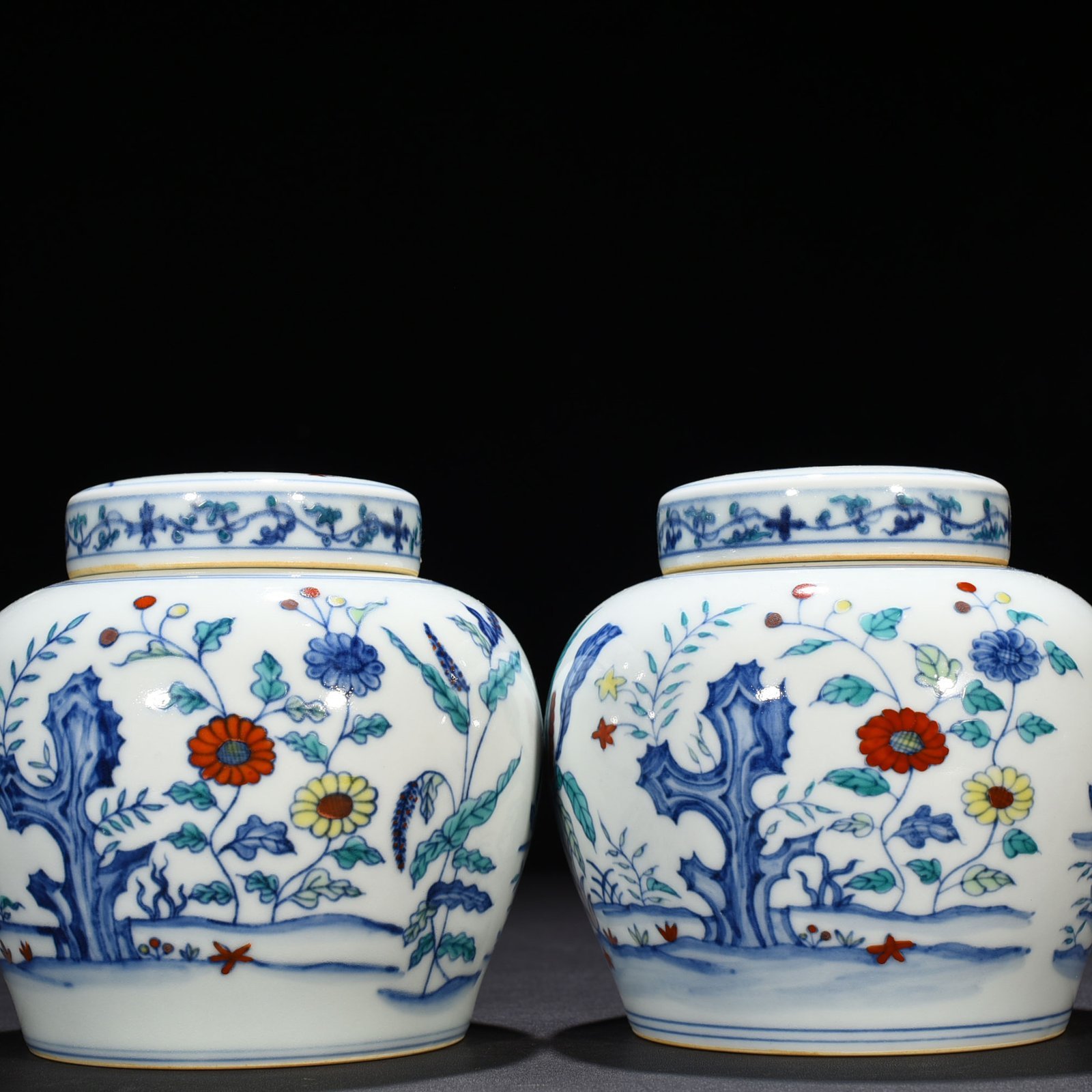 Ming Dynasty Chenghua Doucai colorful lake stone nine-autumn pattern sky-shaped jar