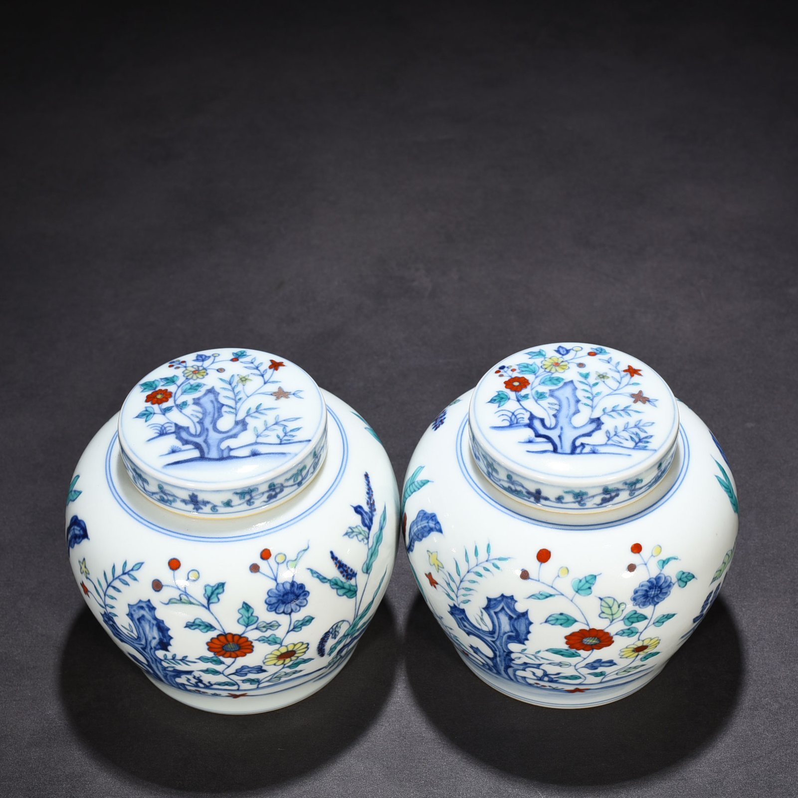 Ming Dynasty Chenghua Doucai colorful lake stone nine-autumn pattern sky-shaped jar