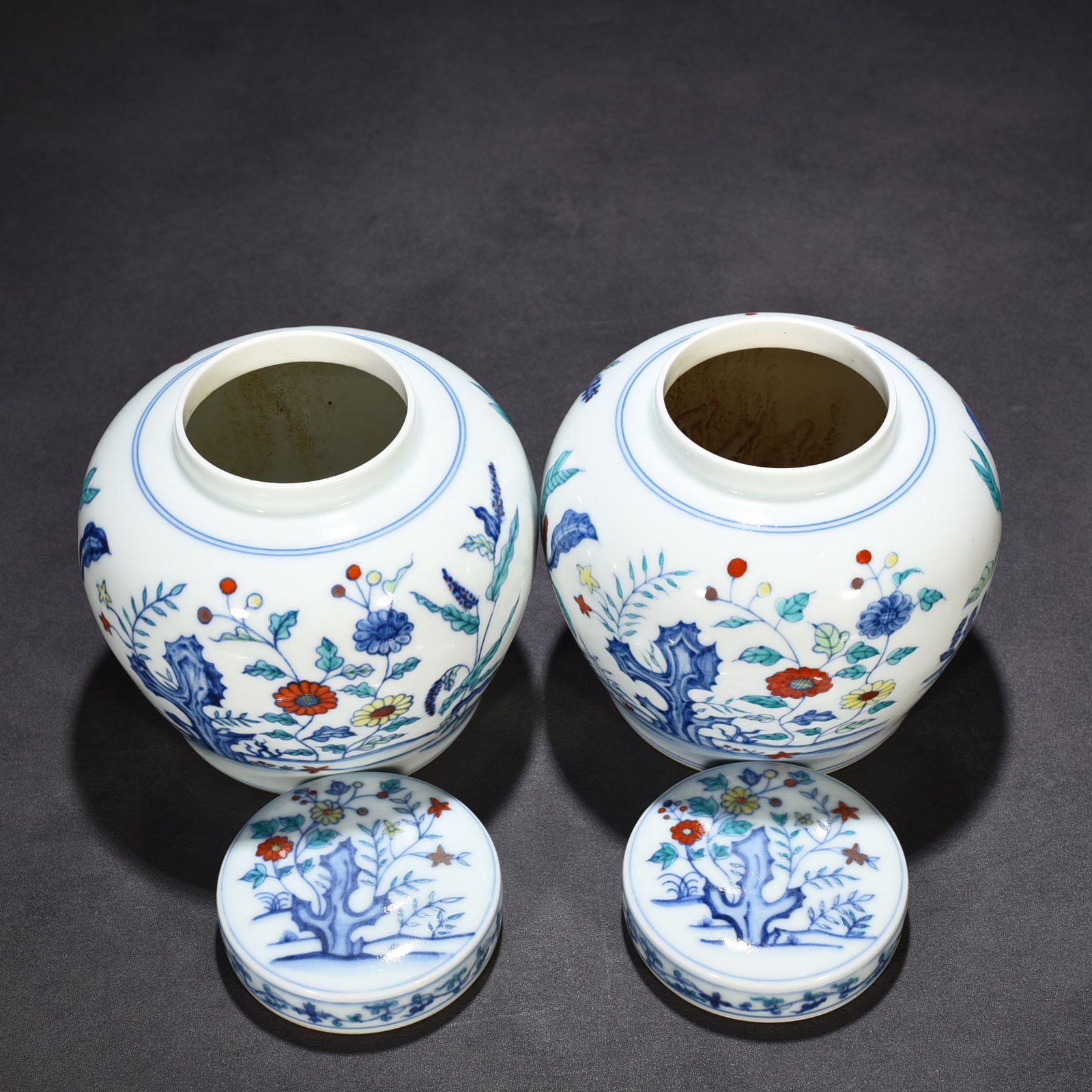 Ming Dynasty Chenghua Doucai colorful lake stone nine-autumn pattern sky-shaped jar
