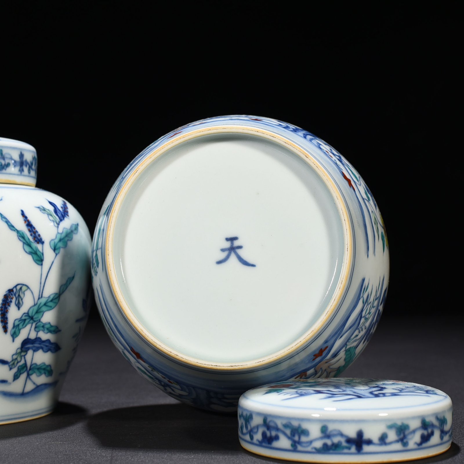 Ming Dynasty Chenghua Doucai colorful lake stone nine-autumn pattern sky-shaped jar