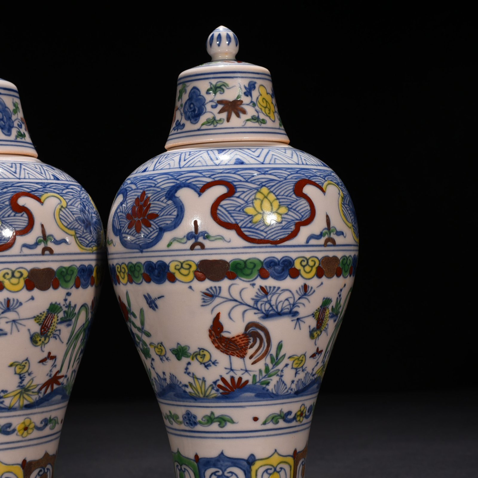 Ming Dynasty Chenghua doucai colorful family portrait chicken pattern plum vase