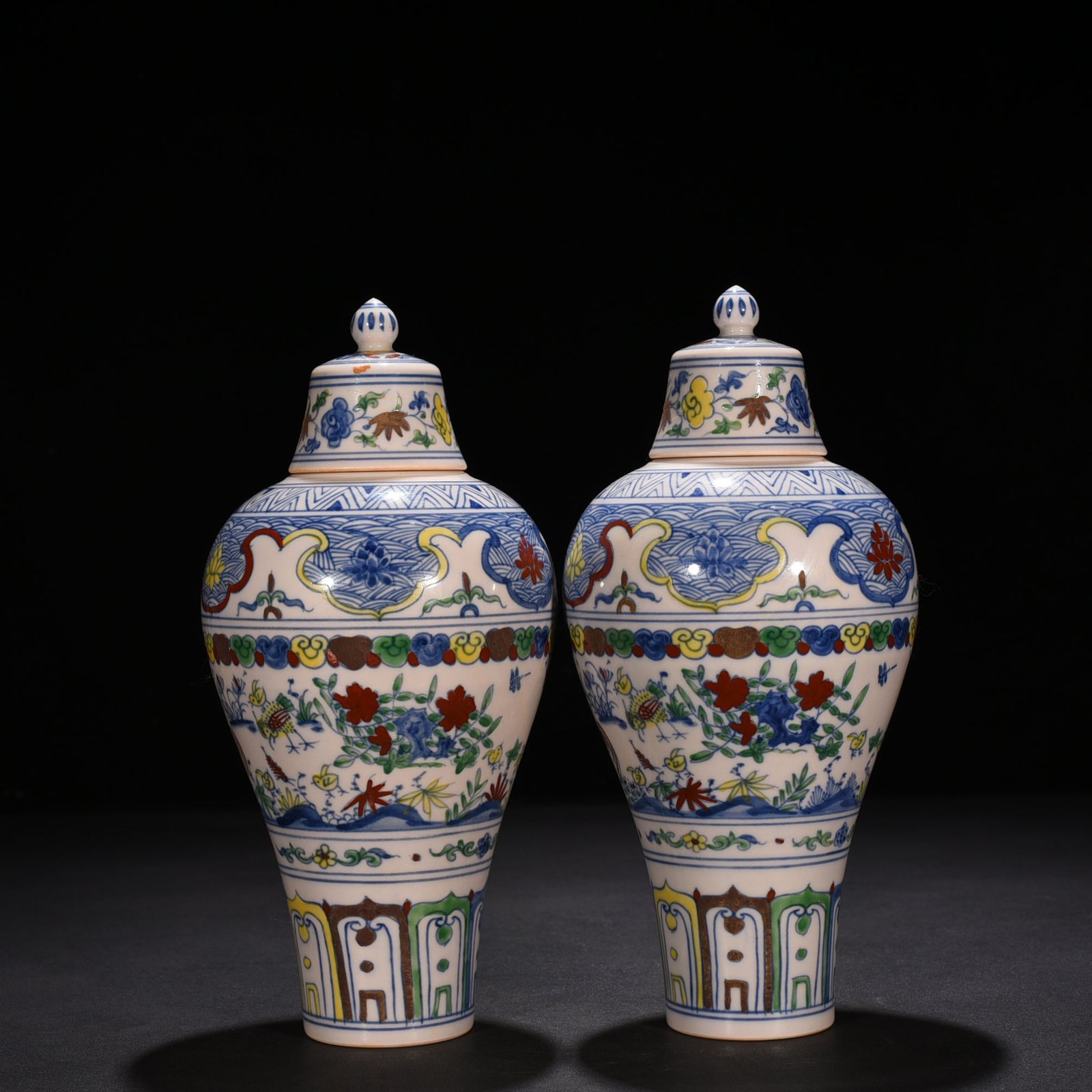 Ming Dynasty Chenghua doucai colorful family portrait chicken pattern plum vase