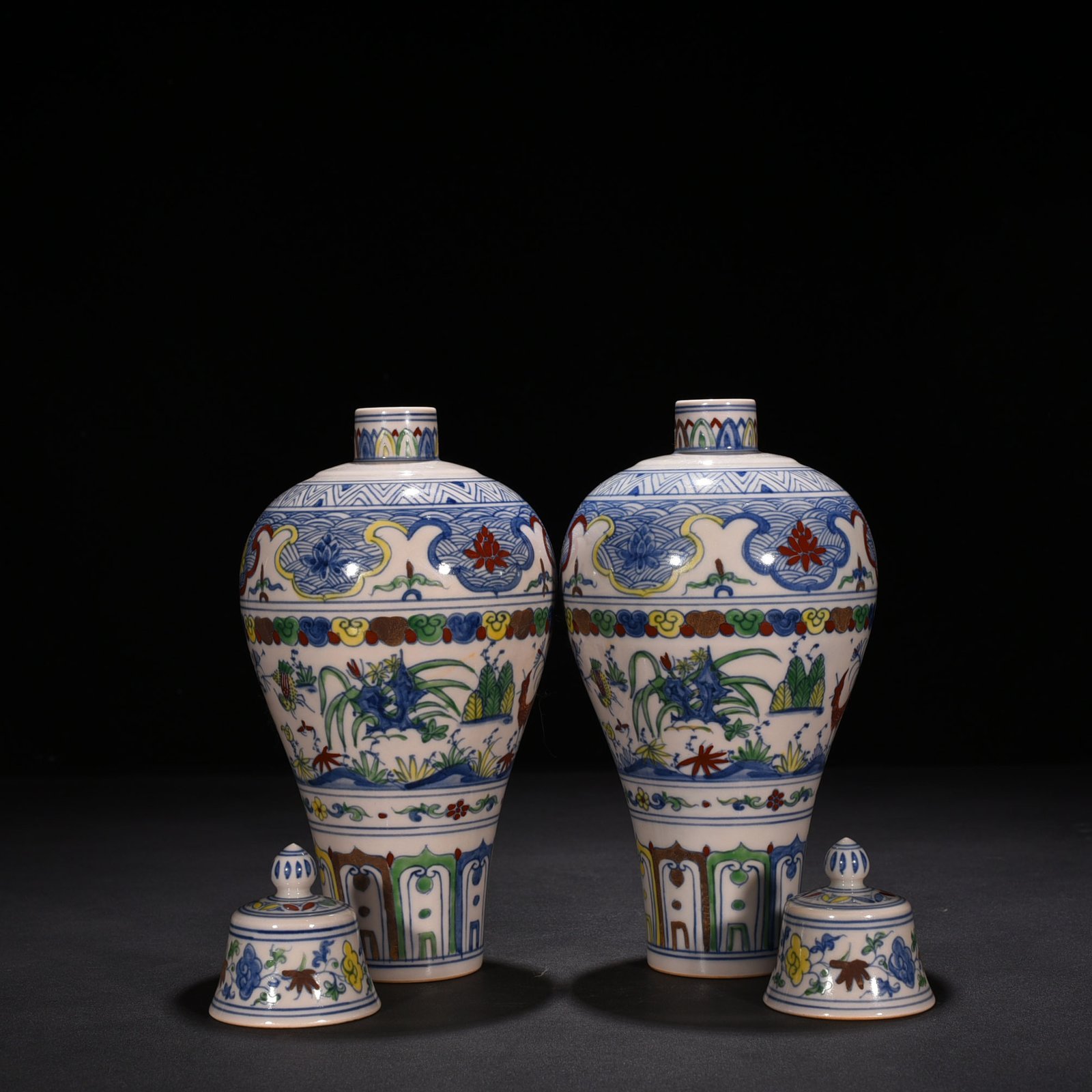 Ming Dynasty Chenghua doucai colorful family portrait chicken pattern plum vase