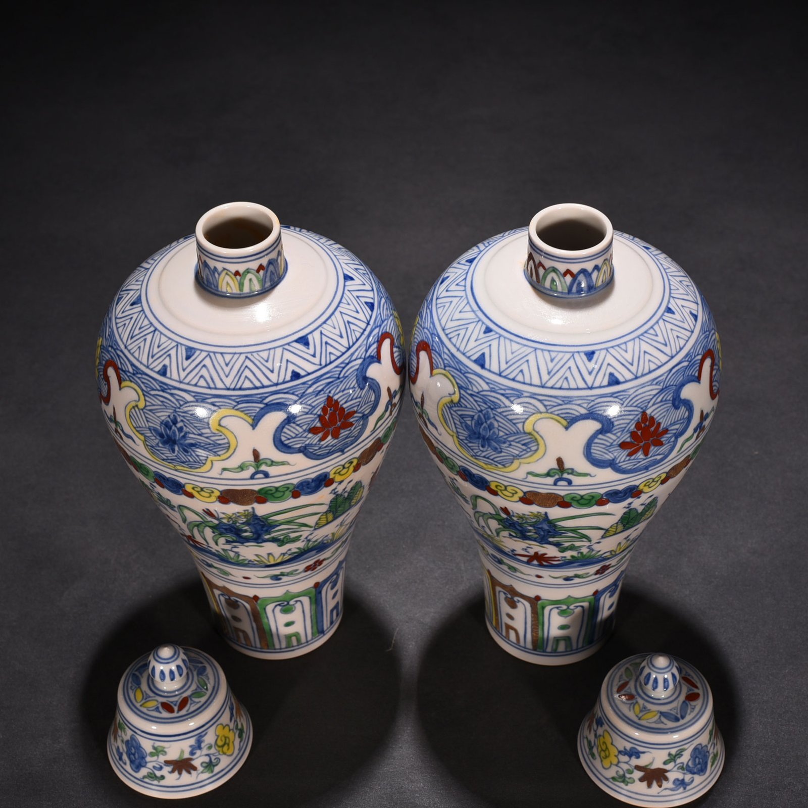 Ming Dynasty Chenghua doucai colorful family portrait chicken pattern plum vase