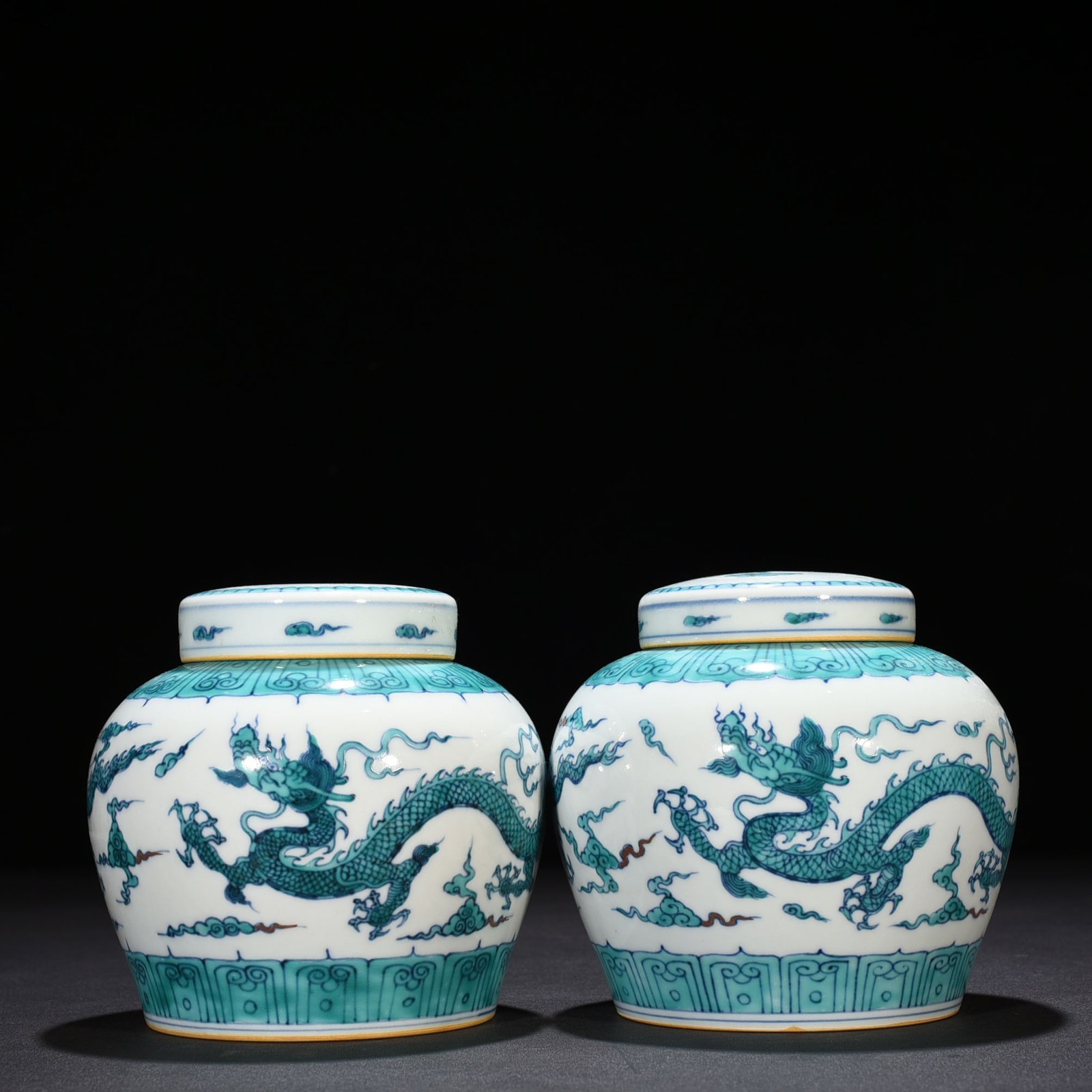 Ming Dynasty Chenghua Doucai purple and green dragon pattern Tianzi jar
