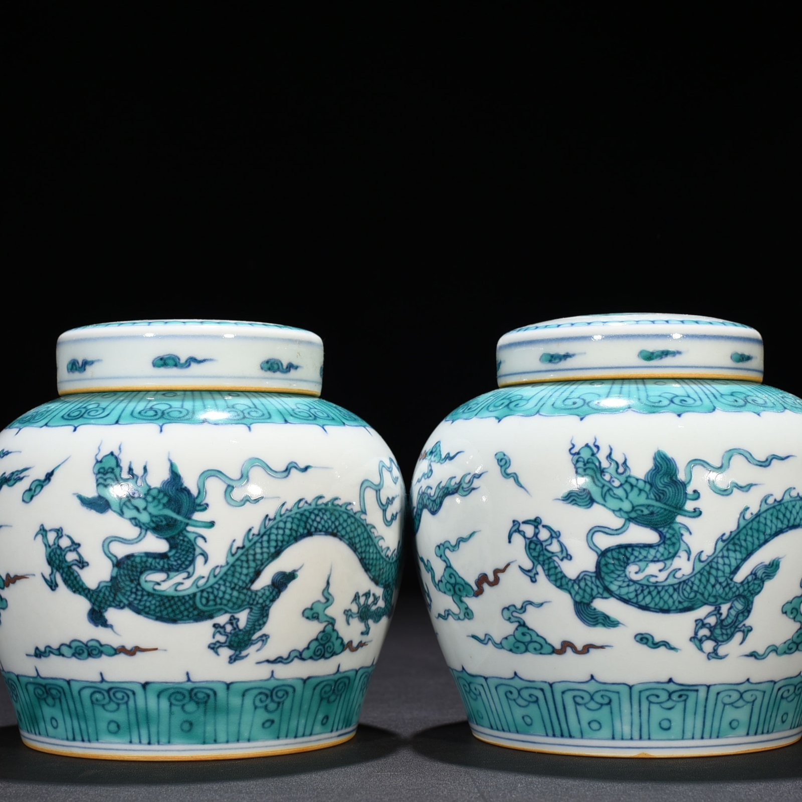 Ming Dynasty Chenghua Doucai purple and green dragon pattern Tianzi jar