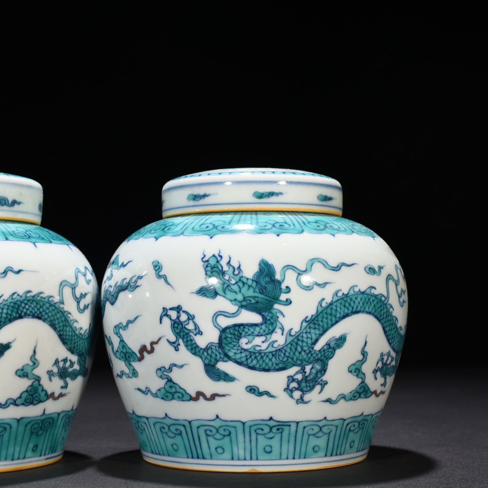 Ming Dynasty Chenghua Doucai purple and green dragon pattern Tianzi jar