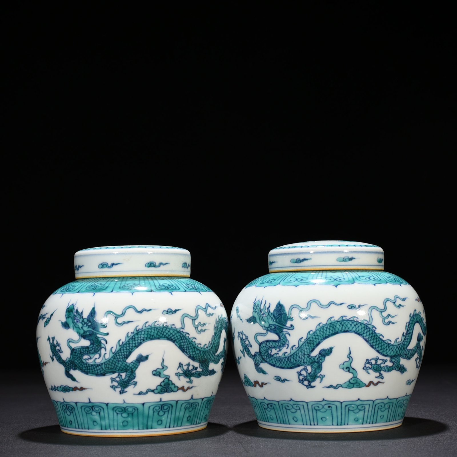 Ming Dynasty Chenghua Doucai purple and green dragon pattern Tianzi jar