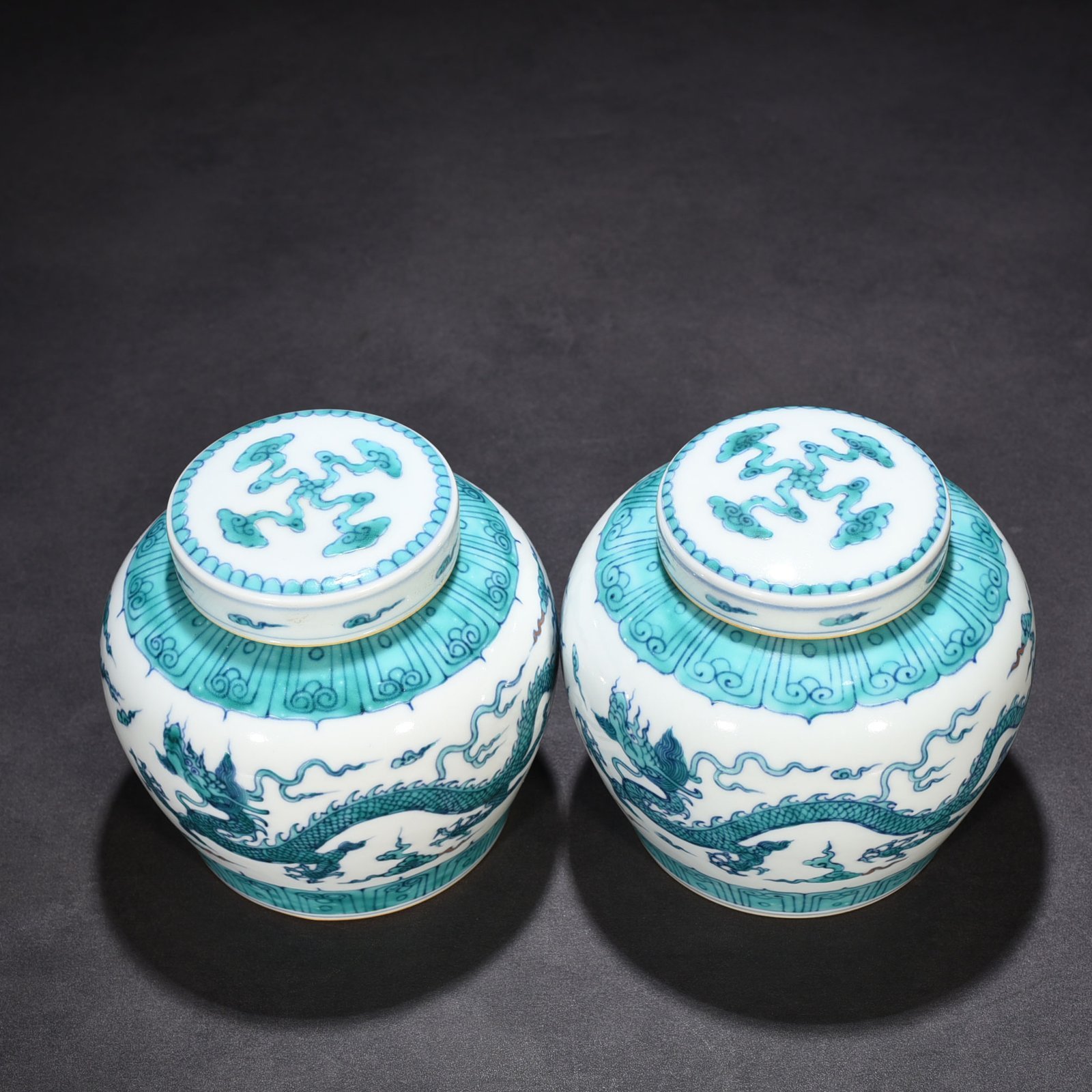 Ming Dynasty Chenghua Doucai purple and green dragon pattern Tianzi jar