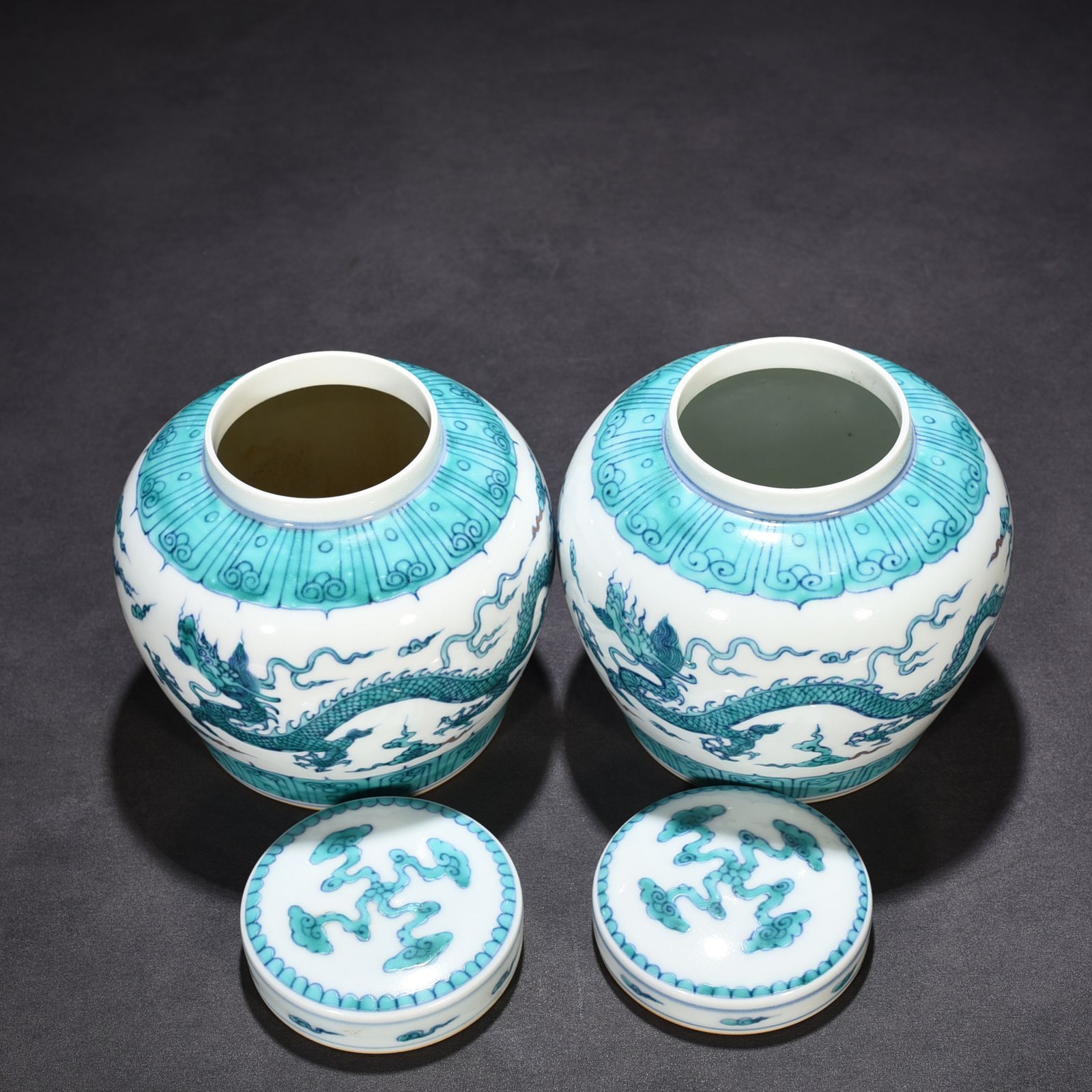 Ming Dynasty Chenghua Doucai purple and green dragon pattern Tianzi jar