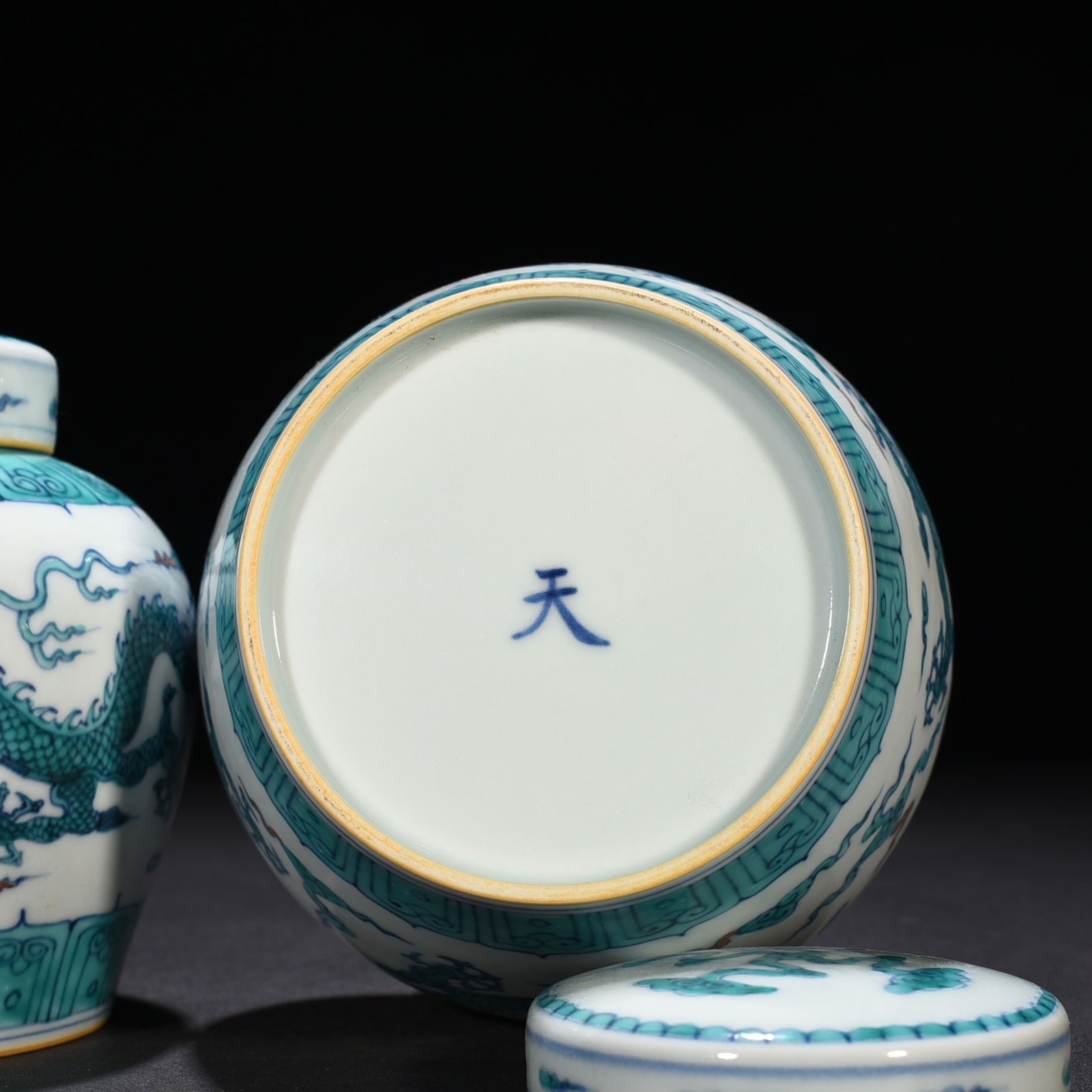 Ming Dynasty Chenghua Doucai purple and green dragon pattern Tianzi jar
