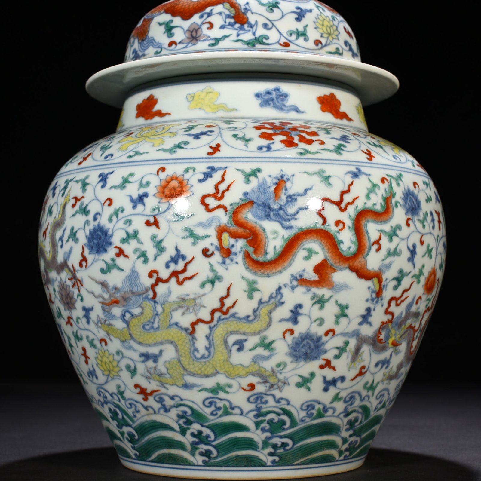 Ming Dynasty Chenghua Dou Cai purple wrapped branches and nine dragon pattern general jar