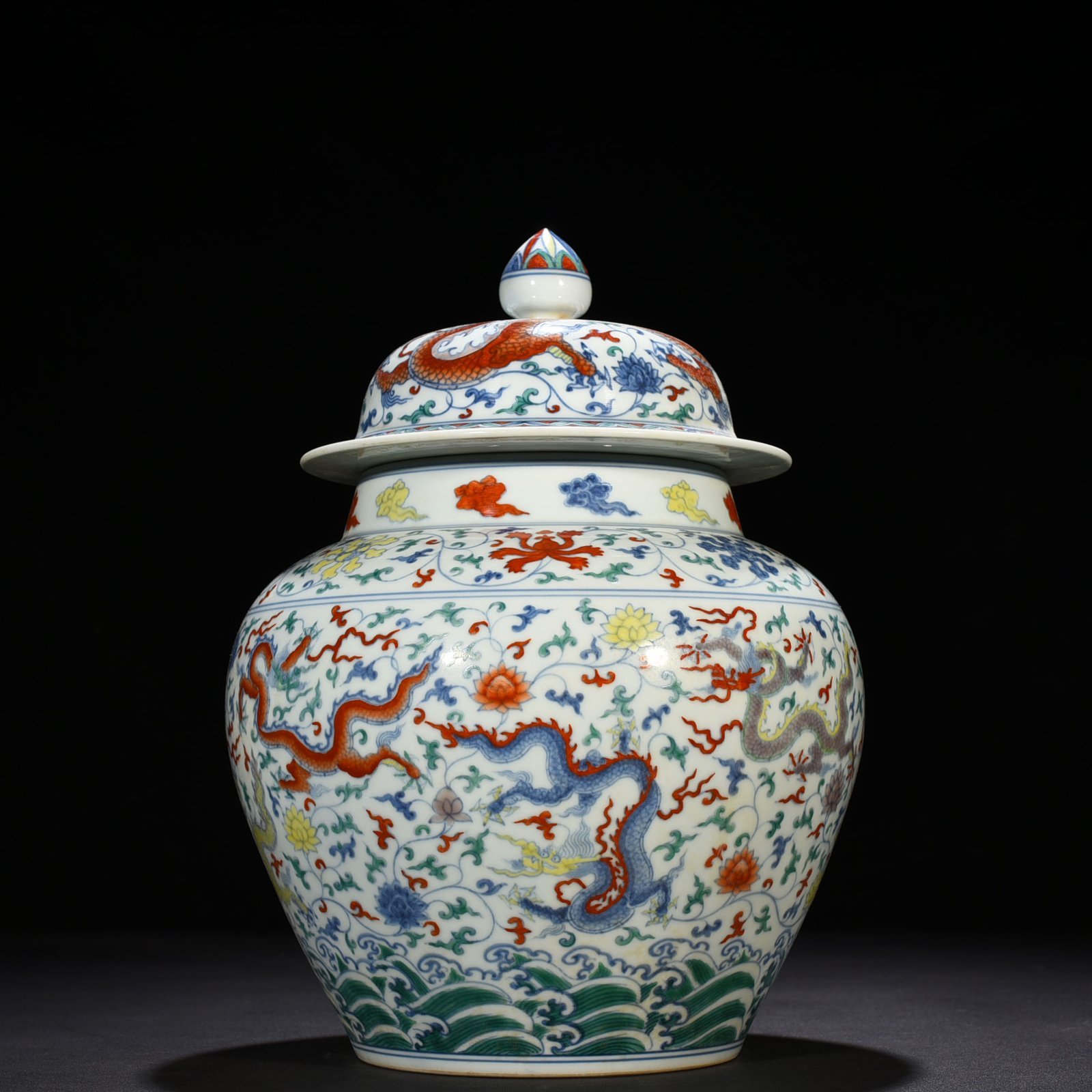 Ming Dynasty Chenghua Dou Cai purple wrapped branches and nine dragon pattern general jar