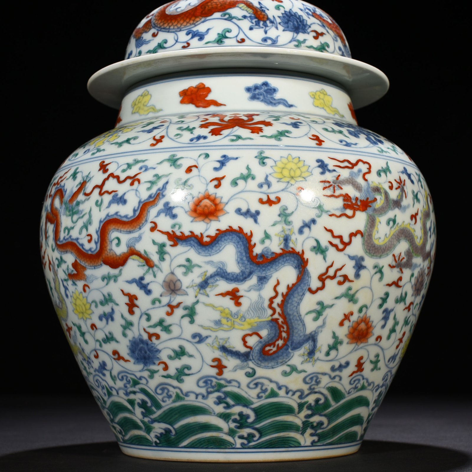 Ming Dynasty Chenghua Dou Cai purple wrapped branches and nine dragon pattern general jar