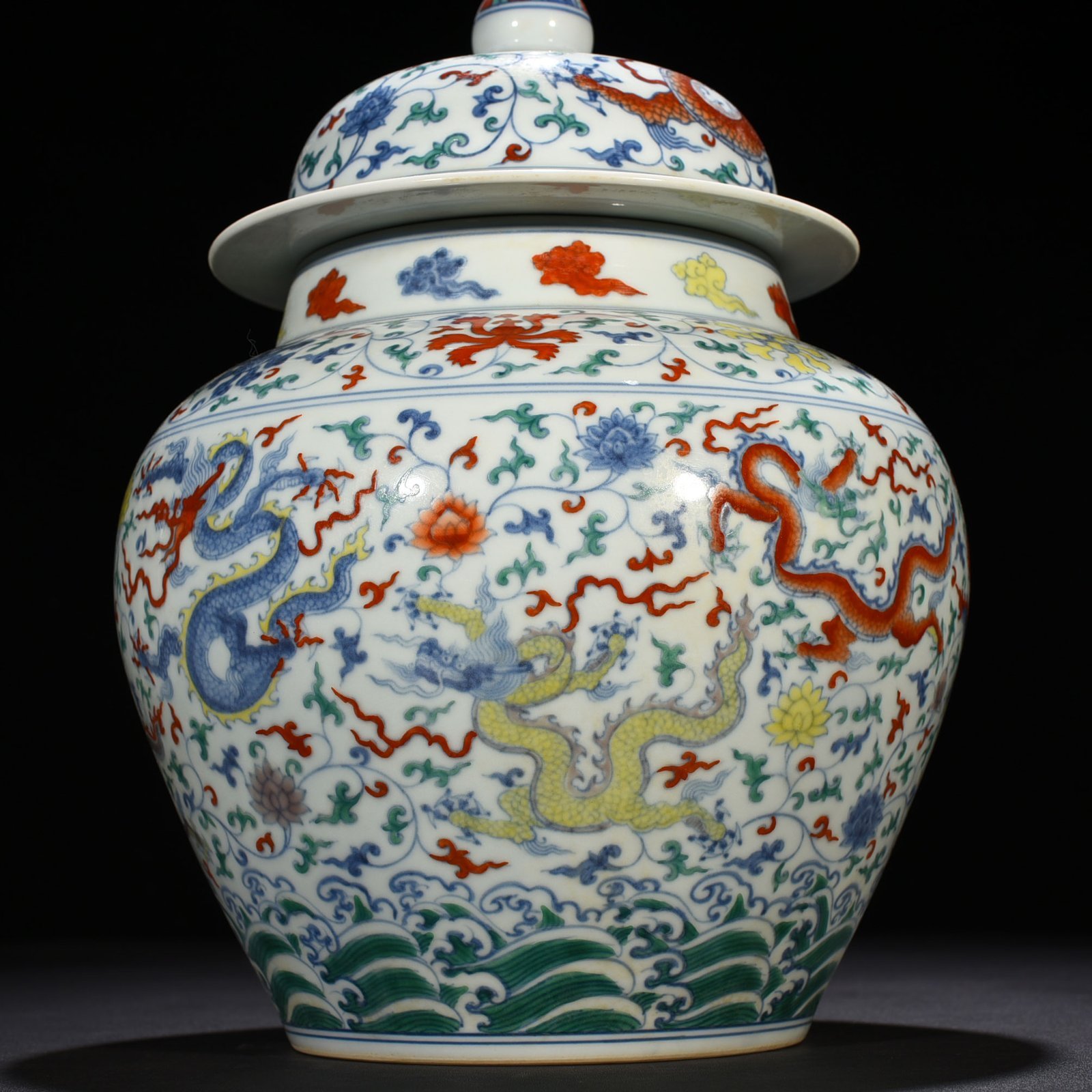 Ming Dynasty Chenghua Dou Cai purple wrapped branches and nine dragon pattern general jar
