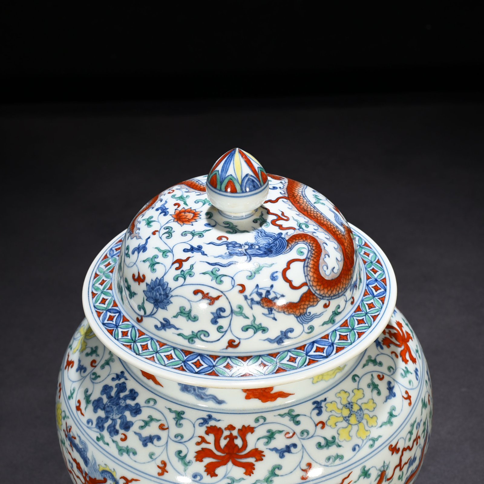 Ming Dynasty Chenghua Dou Cai purple wrapped branches and nine dragon pattern general jar