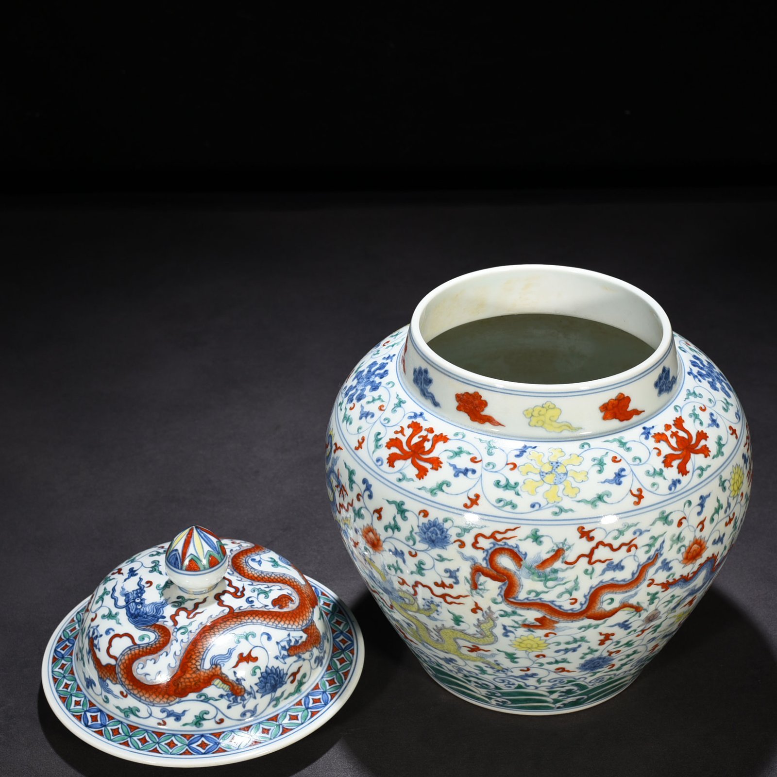 Ming Dynasty Chenghua Dou Cai purple wrapped branches and nine dragon pattern general jar