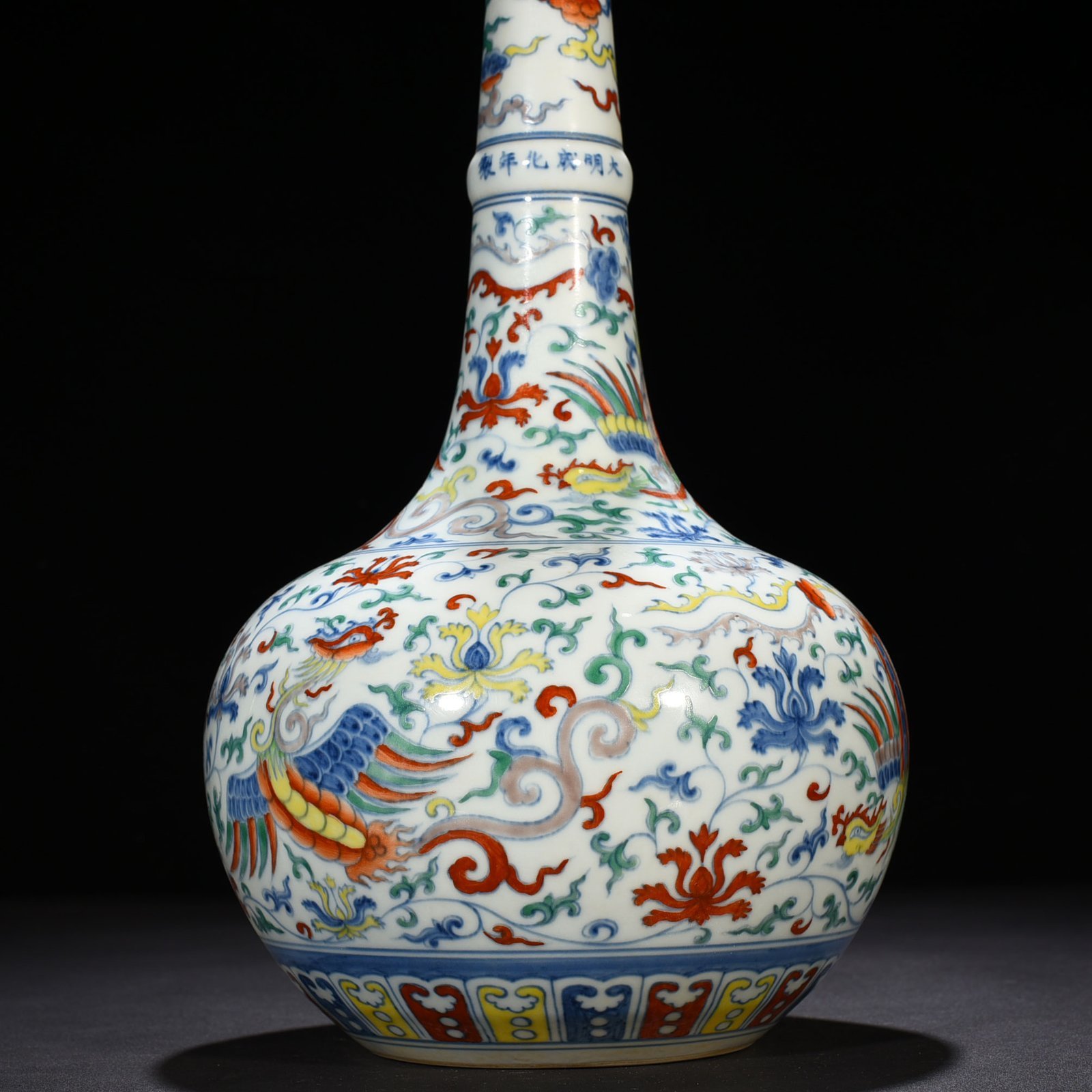 Ming Dynasty Chenghua Doucai purple and phoenix-patterned crane-neck vase