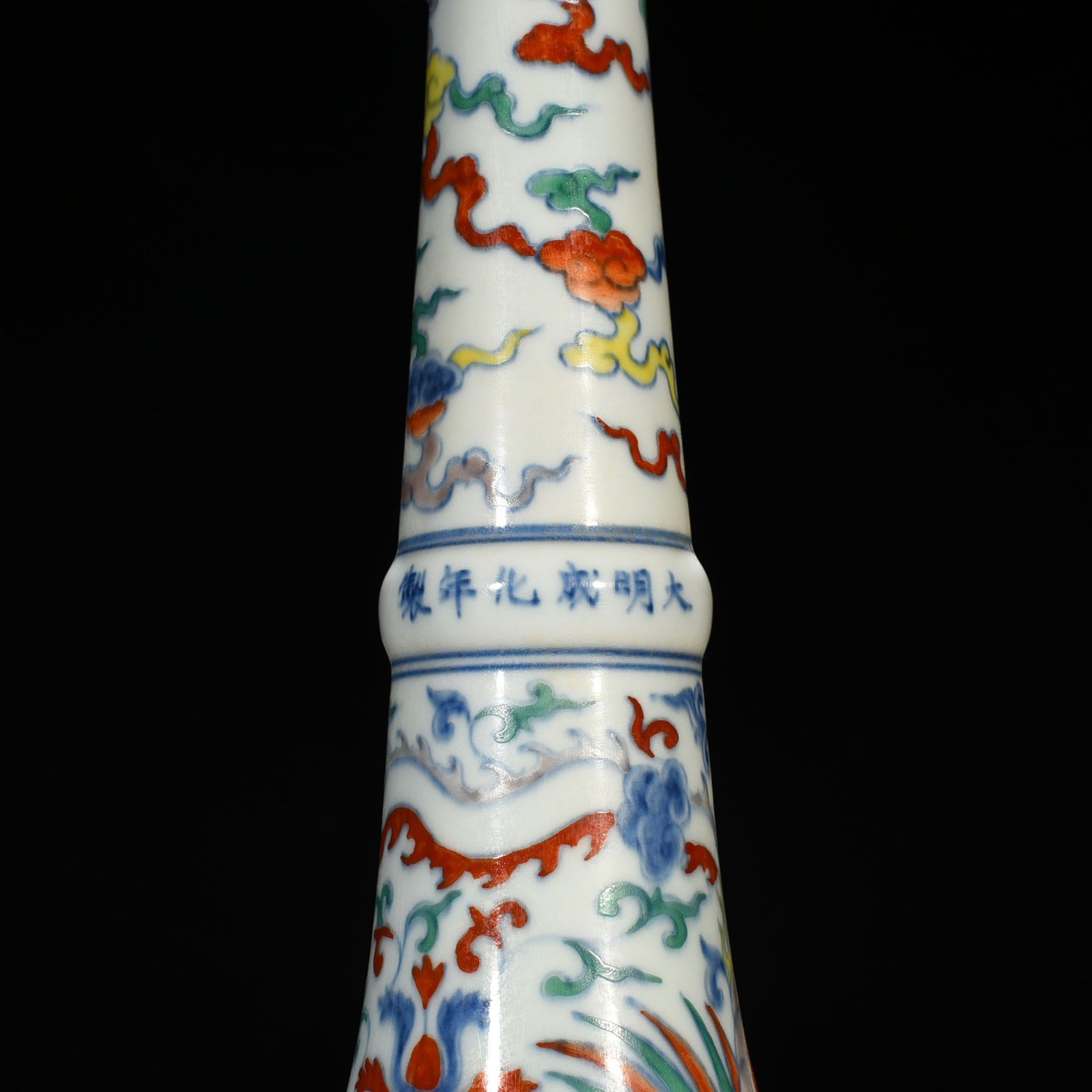 Ming Dynasty Chenghua Doucai purple and phoenix-patterned crane-neck vase