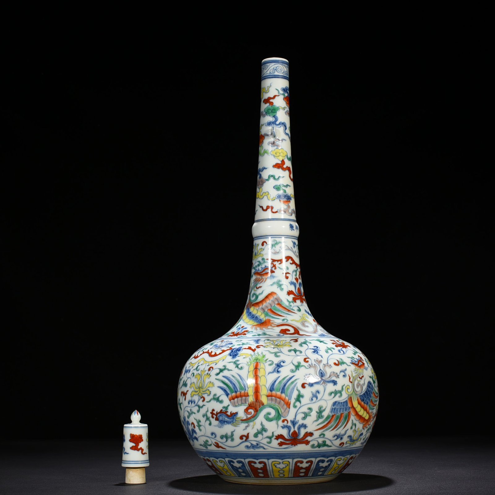 Ming Dynasty Chenghua Doucai purple and phoenix-patterned crane-neck vase