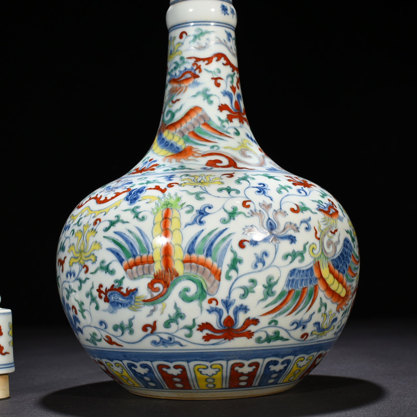 Ming Dynasty Chenghua Doucai purple and phoenix-patterned crane-neck vase