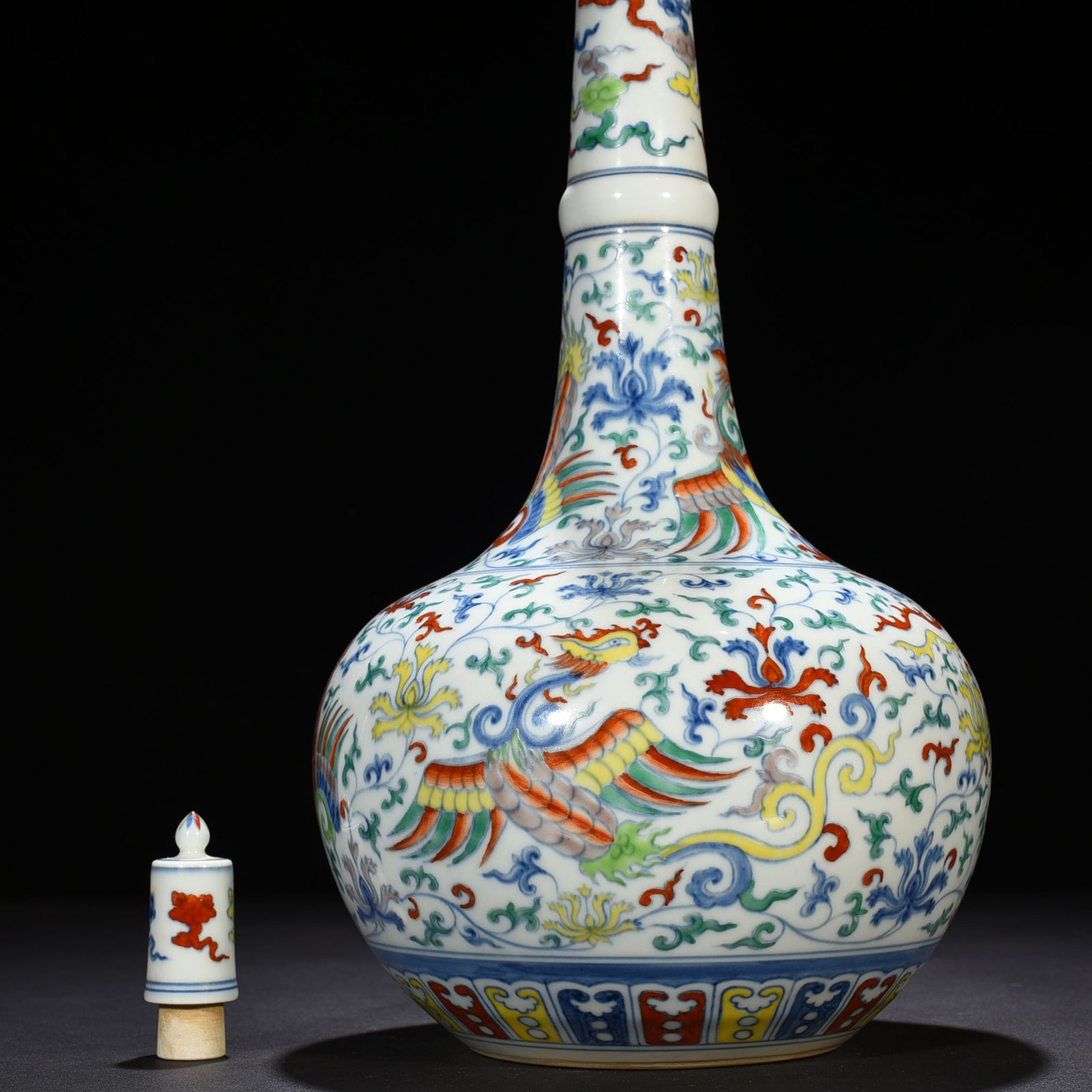 Ming Dynasty Chenghua Doucai purple and phoenix-patterned crane-neck vase